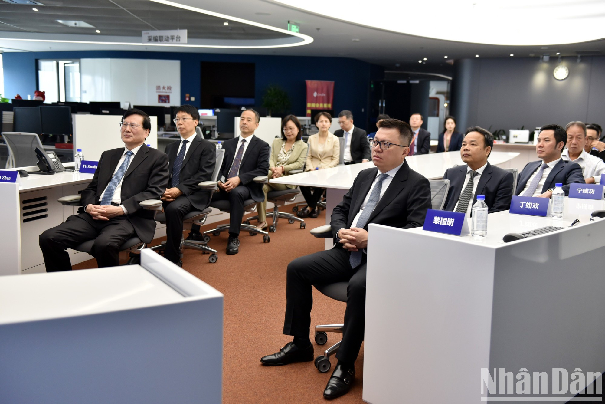 Quoc Minh y los delegados vietnamitas visitan el modelo de redacción convergente del Diario del Pueblo.