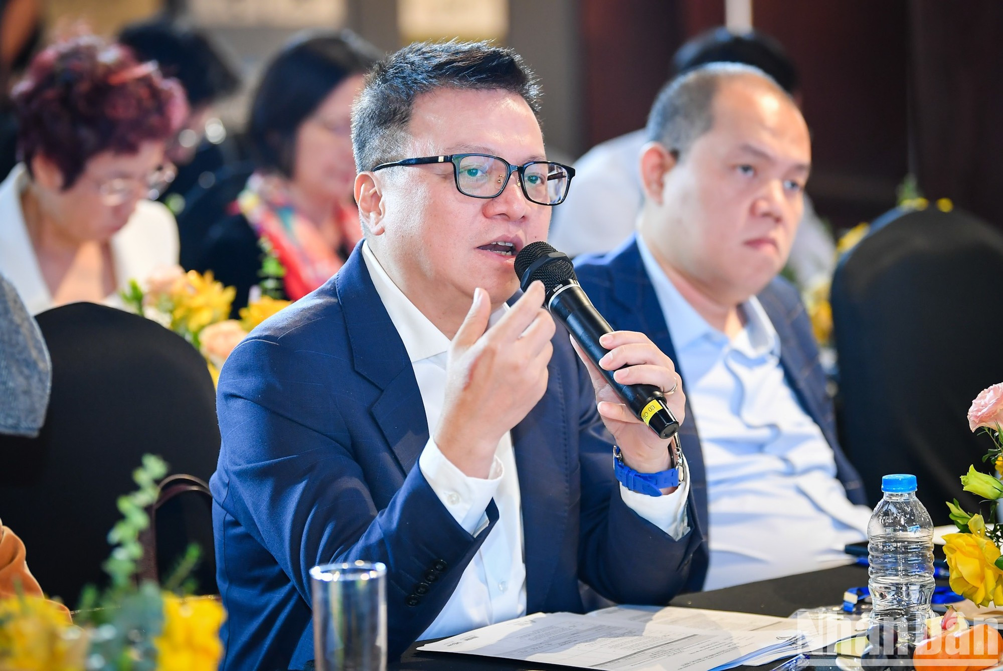 Le Quoc Minh, presidente-editor del periódico Nhan Dan, formula preguntas a los representantes de los proyectos.