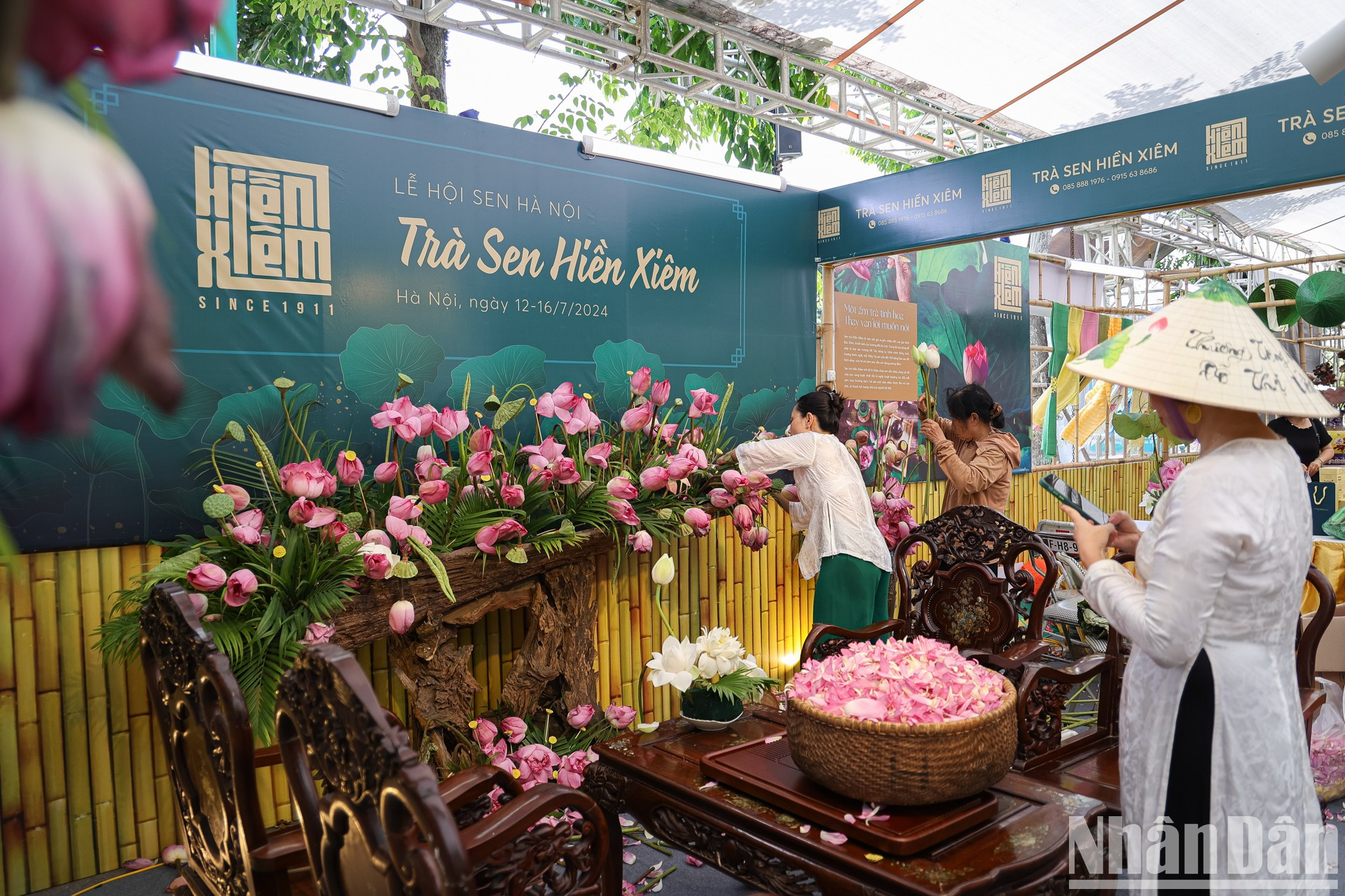 Especialmente, las áreas de paisajes decorativos y exhibición de productos de loto llaman la atención de los visitantes. Especialmente, las áreas de paisajes decorativos y exhibición de productos de loto llaman la atención de los visitantes.