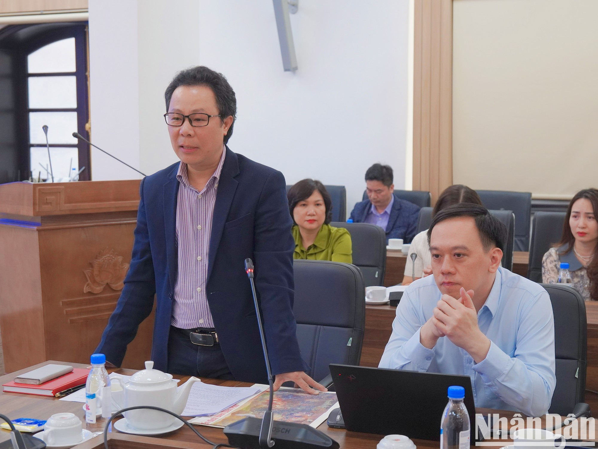 Los periodistas Vu Mai Hoang y Ngo Viet Anh comparten las innovaciones del periódico Nhan Dan. Los periodistas Vu Mai Hoang y Ngo Viet Anh comparten las innovaciones del periódico Nhan Dan.