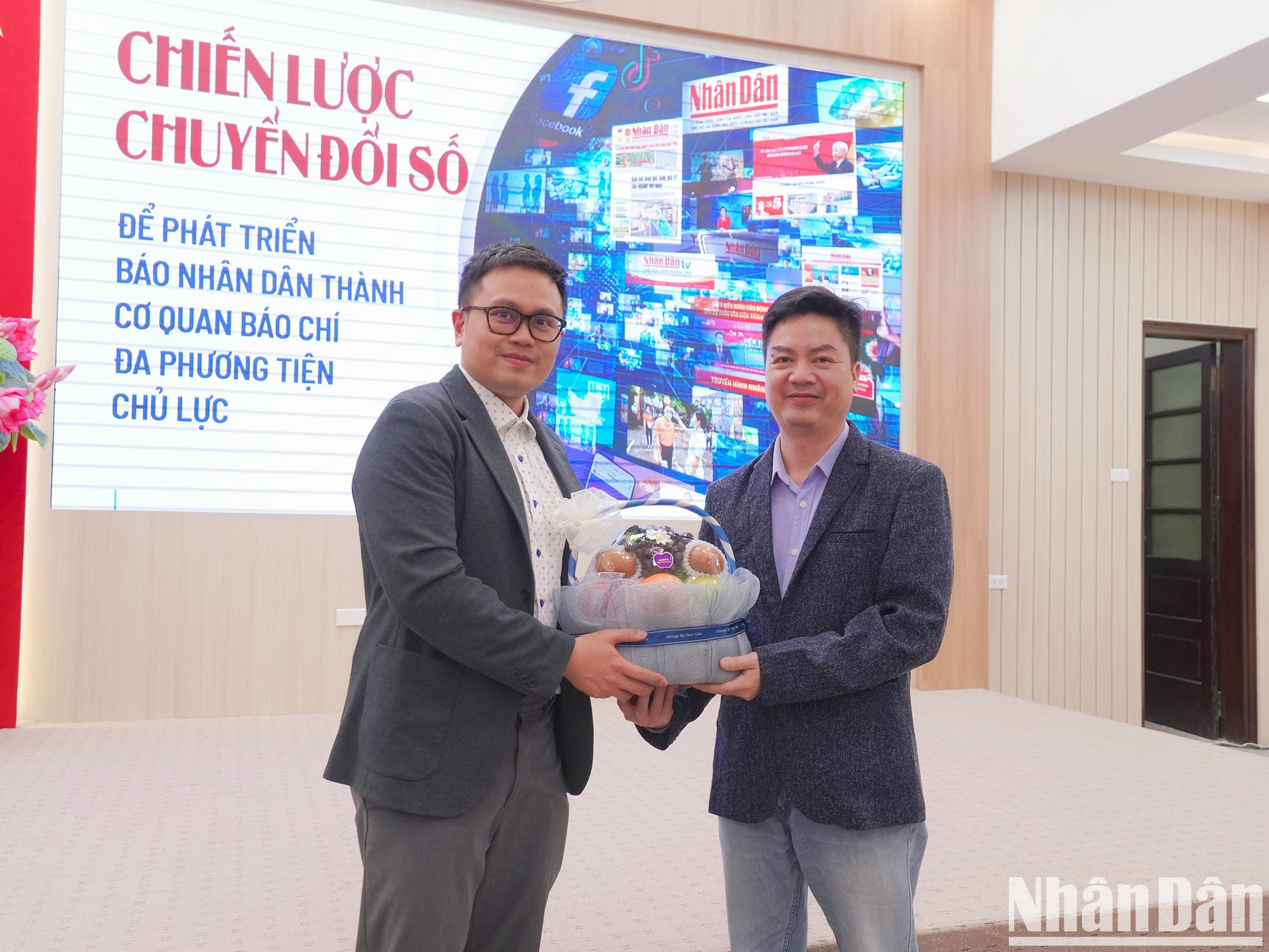 Representante de la Academia de Correos y Telecomunicaciones entregan regalos a los periodistas de Nhan Dan. Representante de la Academia de Correos y Telecomunicaciones entregan regalos a los periodistas de Nhan Dan.