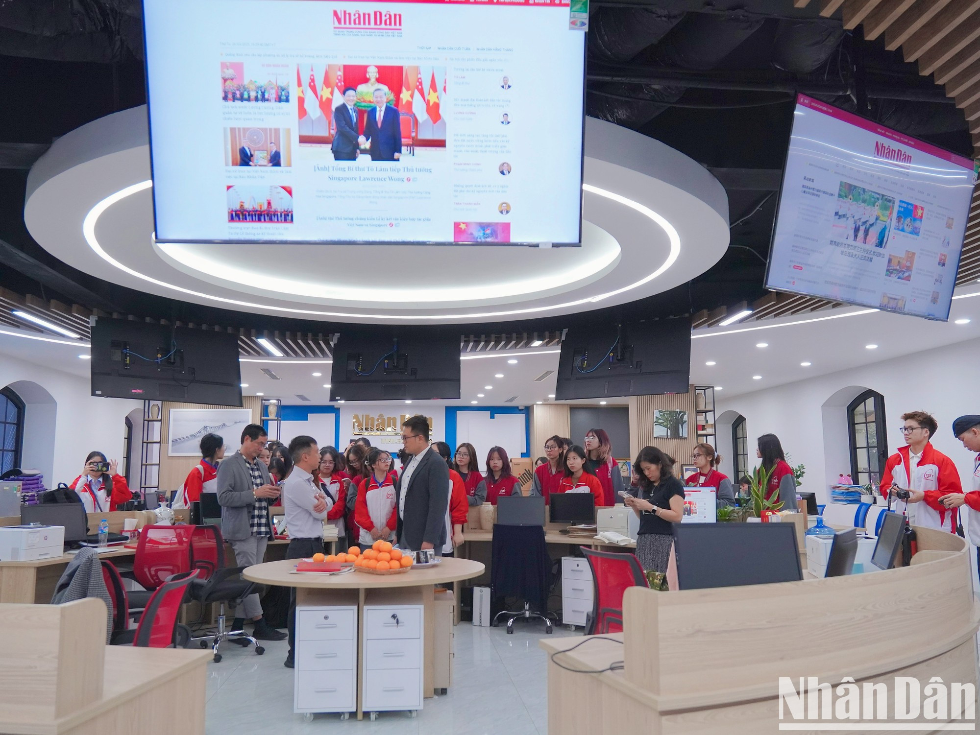 Después de la reunión, los estudiantes visitan a la sala de noticias convergente de Nhan Dan. Después de la reunión, los estudiantes visitan a la sala de noticias convergente de Nhan Dan.