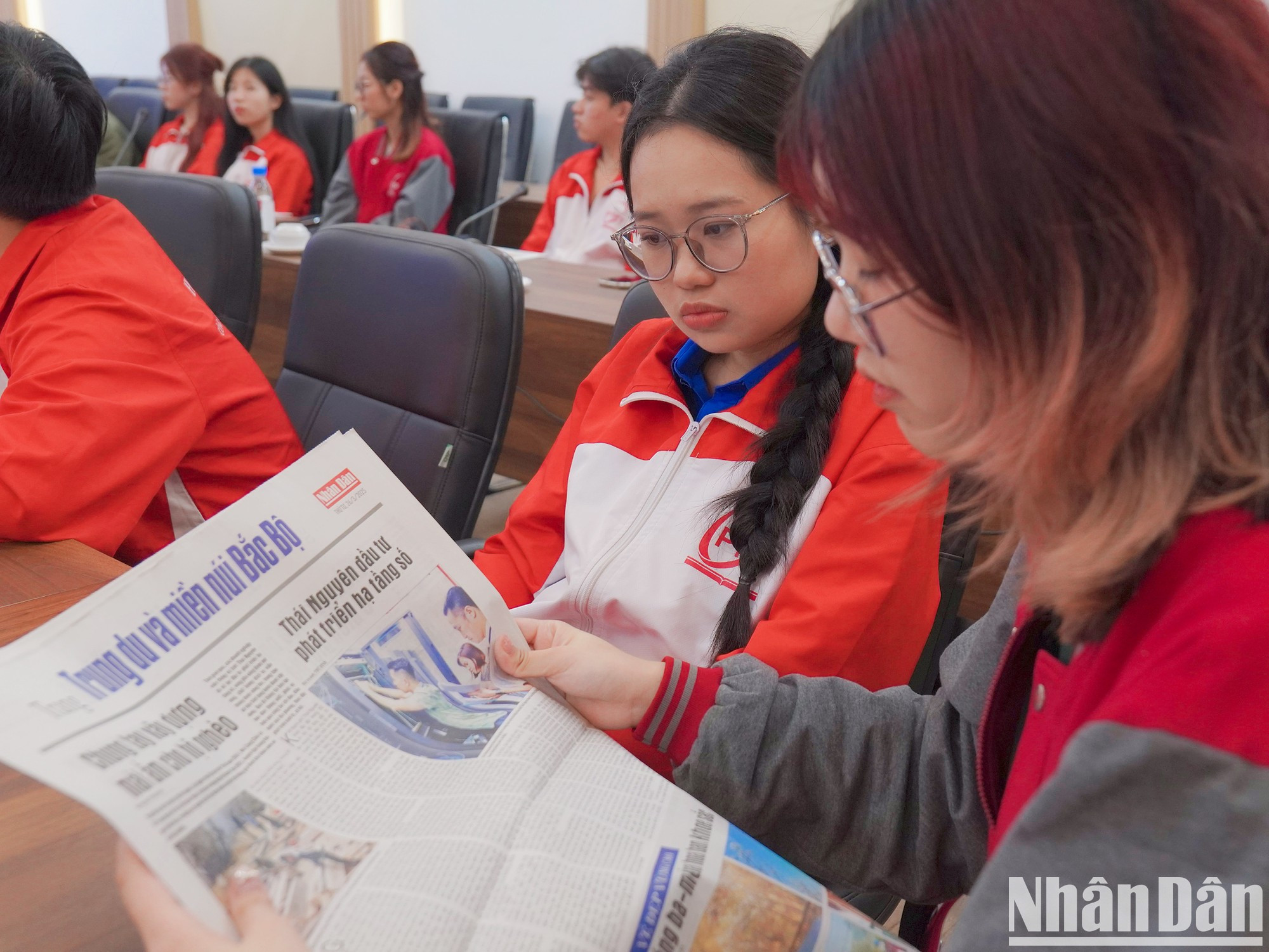 Los estudiantes aprenden sobre las nuevas publicaciones del diario. Los estudiantes aprenden sobre las nuevas publicaciones del diario.