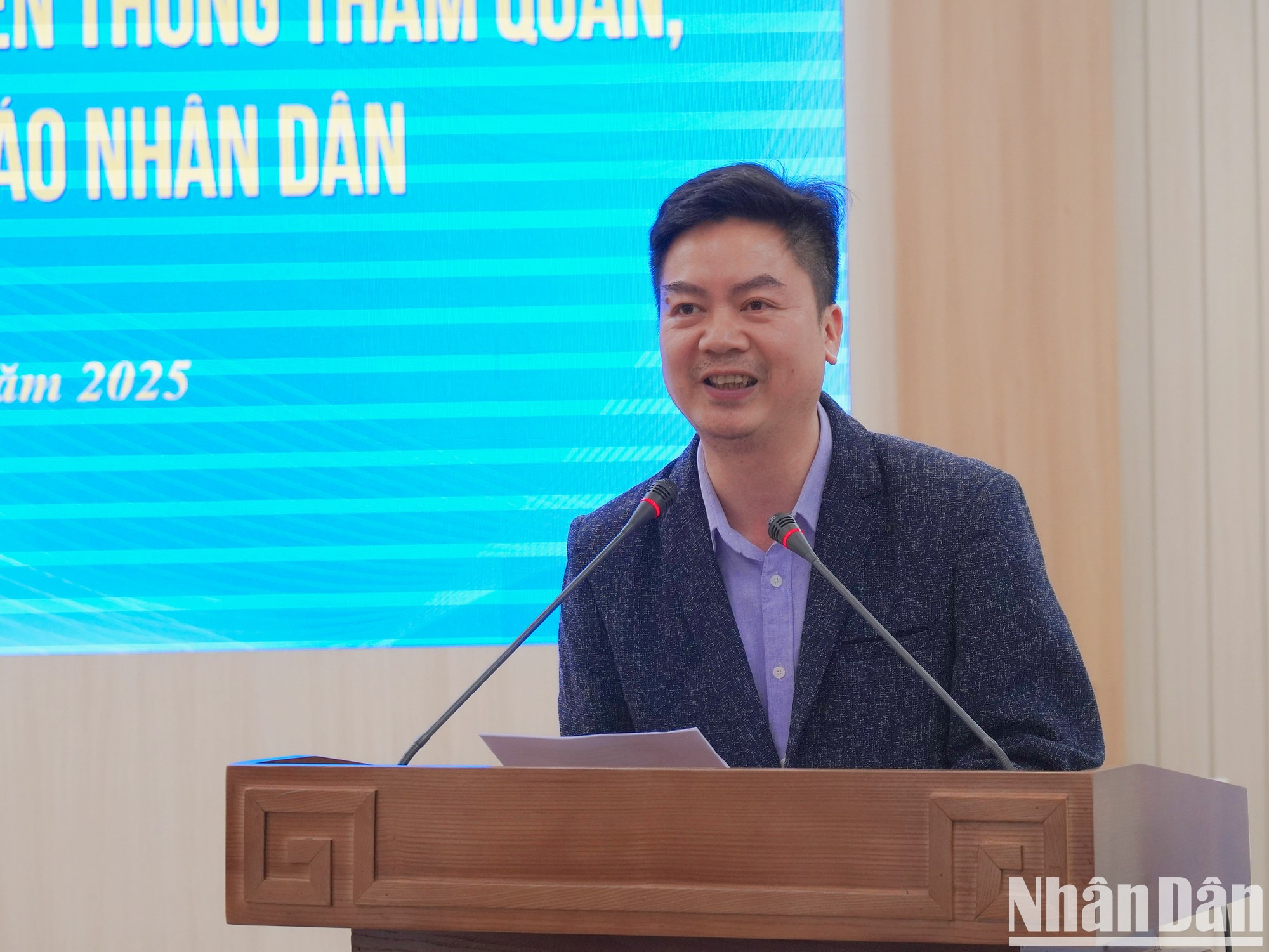 El periodista Nguyen Quang Hung habla en la reunión. El periodista Nguyen Quang Hung habla en la reunión.