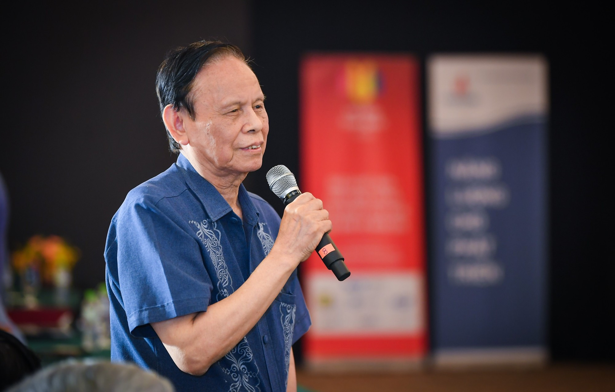 El periodista Hong Vinh, ex presidente-editor del periódico Nhan Dan, comparte sus puntos de vista en la discusión. El periodista Hong Vinh, ex presidente-editor del periódico Nhan Dan, comparte sus puntos de vista en la discusión.