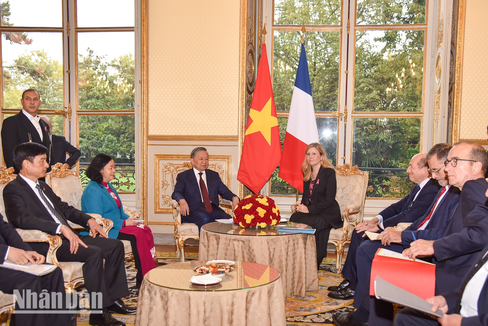 El secretario general del PCV y presidente de Vietnam, To Lam, se reúne con la titular del Parlamento francés, Yaël Braun-Pivet.