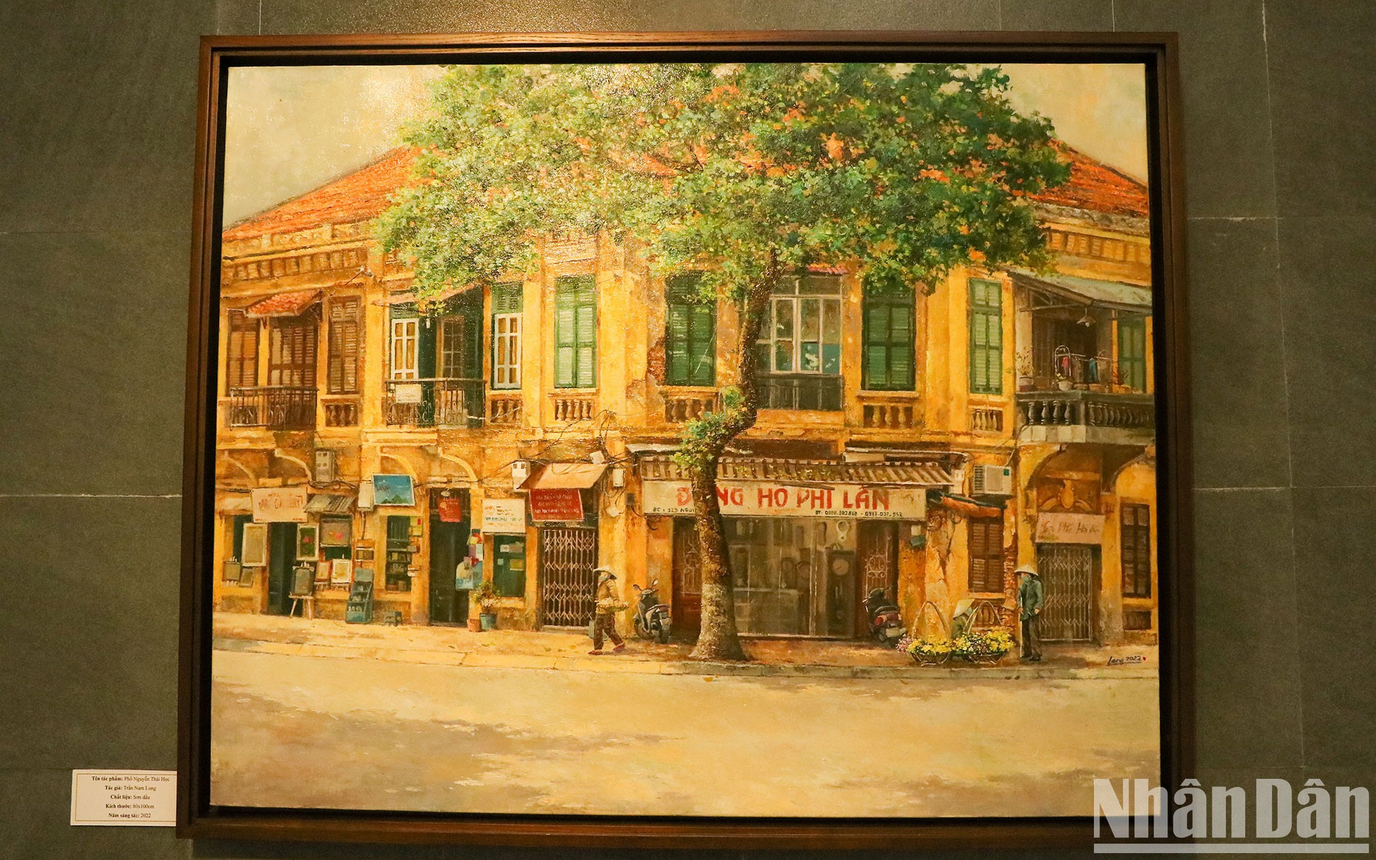 La pintura al óleo titulada "Calle de Nguyen Thai Hoc" muestra la meticulosa atención del joven artista a los detalles. La pintura al óleo titulada "Calle de Nguyen Thai Hoc" muestra la meticulosa atención del joven artista a los detalles.