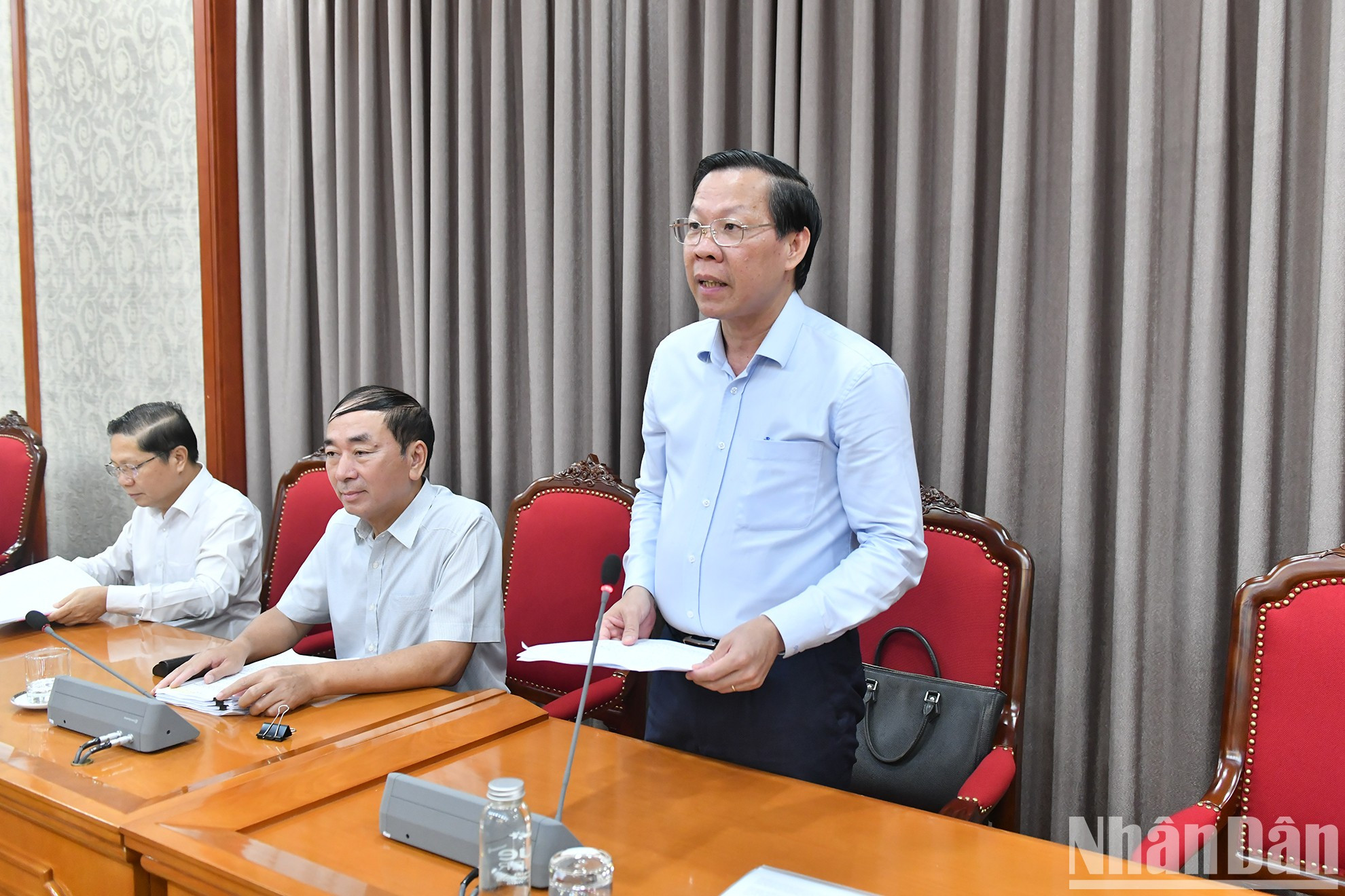 El presidente del Comité Popular de Ciudad Ho Chi Minh, Phan Van Mai, presenta un informe. El presidente del Comité Popular de Ciudad Ho Chi Minh, Phan Van Mai, presenta un informe.