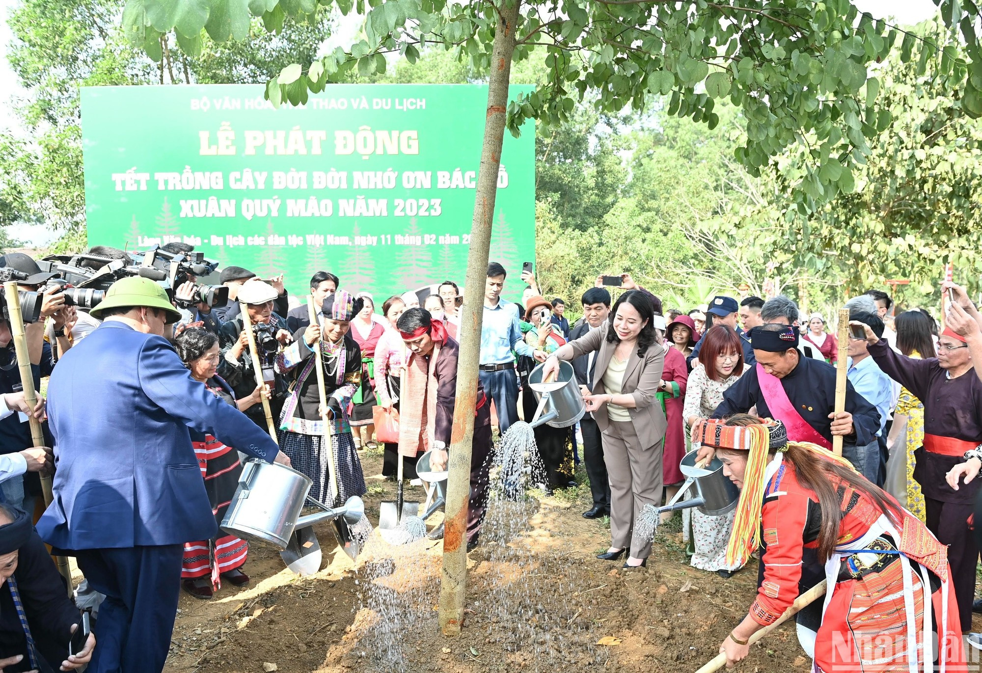 La presidente interina vietnamita y los delegados plantan árboles en el festival.