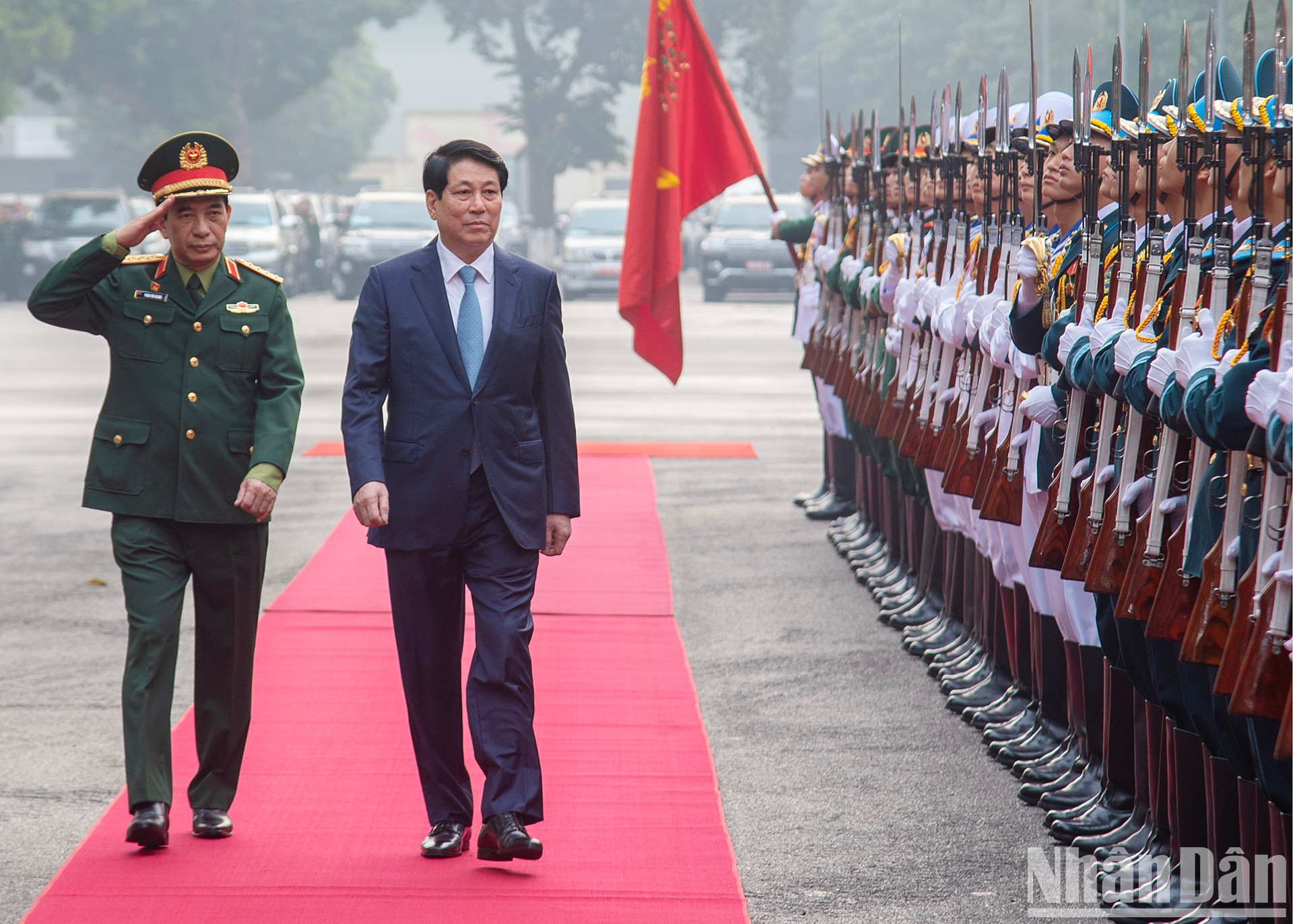 El presidente Luong Cuong inspecciona la guardia de honor del Ejército Popular de Vietnam. El presidente Luong Cuong inspecciona la guardia de honor del Ejército Popular de Vietnam.