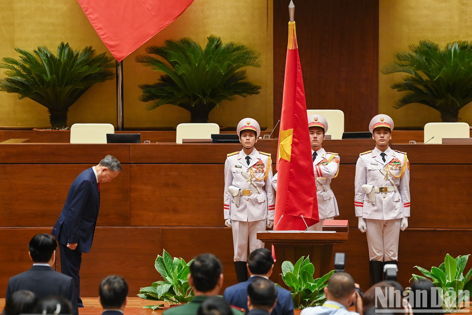 Con 472 votos a favor de los 473 diputados presentes, es decir, el 96,92 por ciento del total, la Asamblea Nacional aprobó la resolución de elegir presidente del país a To Lam, miembro del Buró Político y ministro de Seguridad Pública.