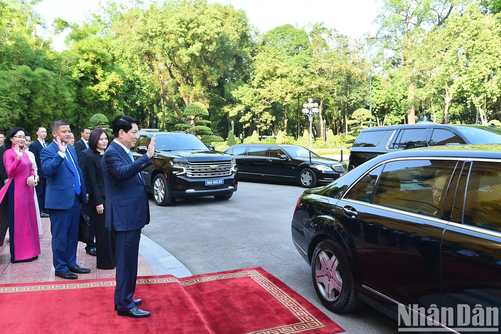 El presidente vietnamita, Luong Cuong, despide al rey camboyano, Norodom Sihamoni, tras el encuentro. El presidente vietnamita, Luong Cuong, despide al rey camboyano, Norodom Sihamoni, tras el encuentro.