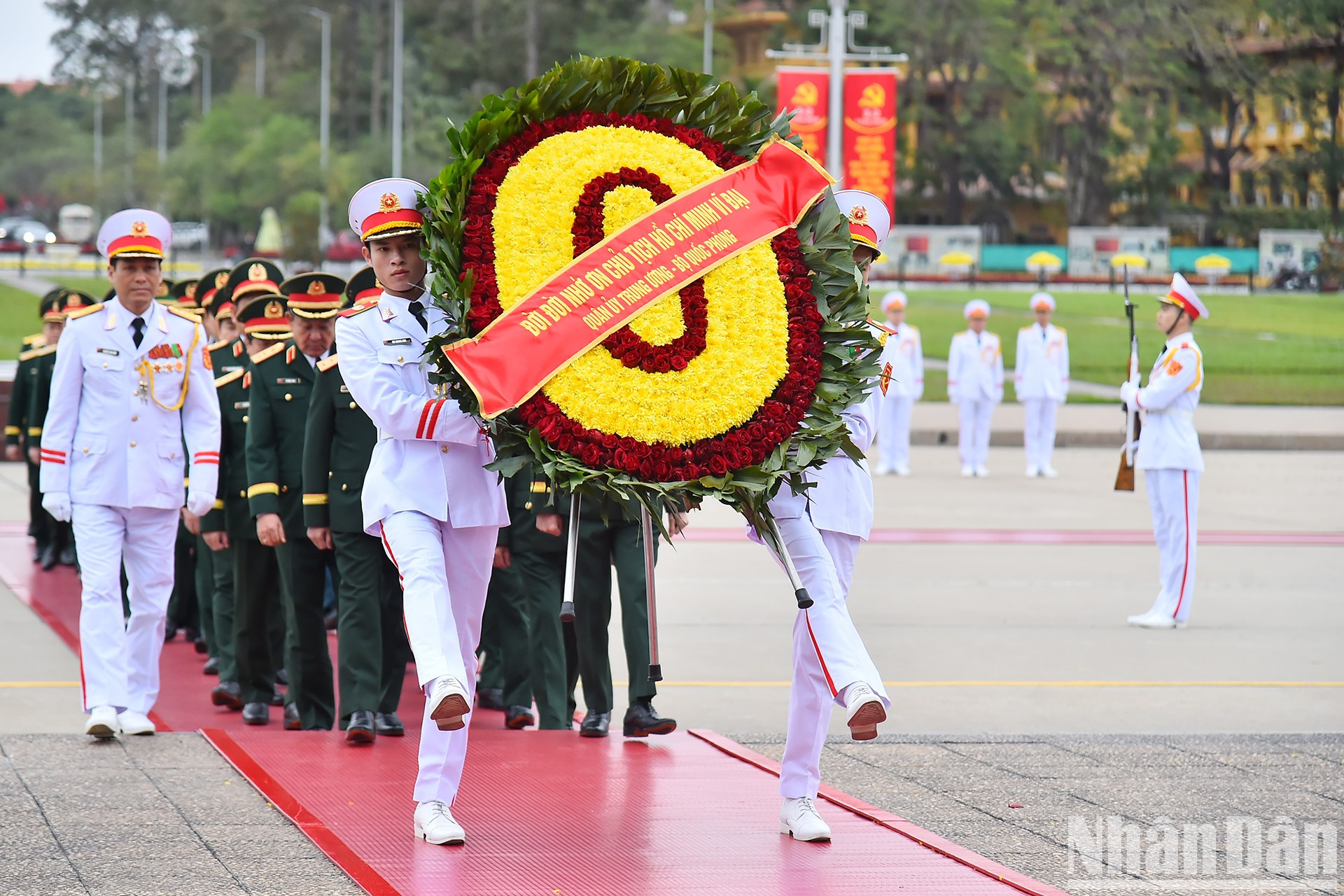 La delegación de la Comisión Militar Central y del Ministerio de Defensa rinde homenaje al presidente Ho Chi Minh con una ofrenda floral en el mausoleo.