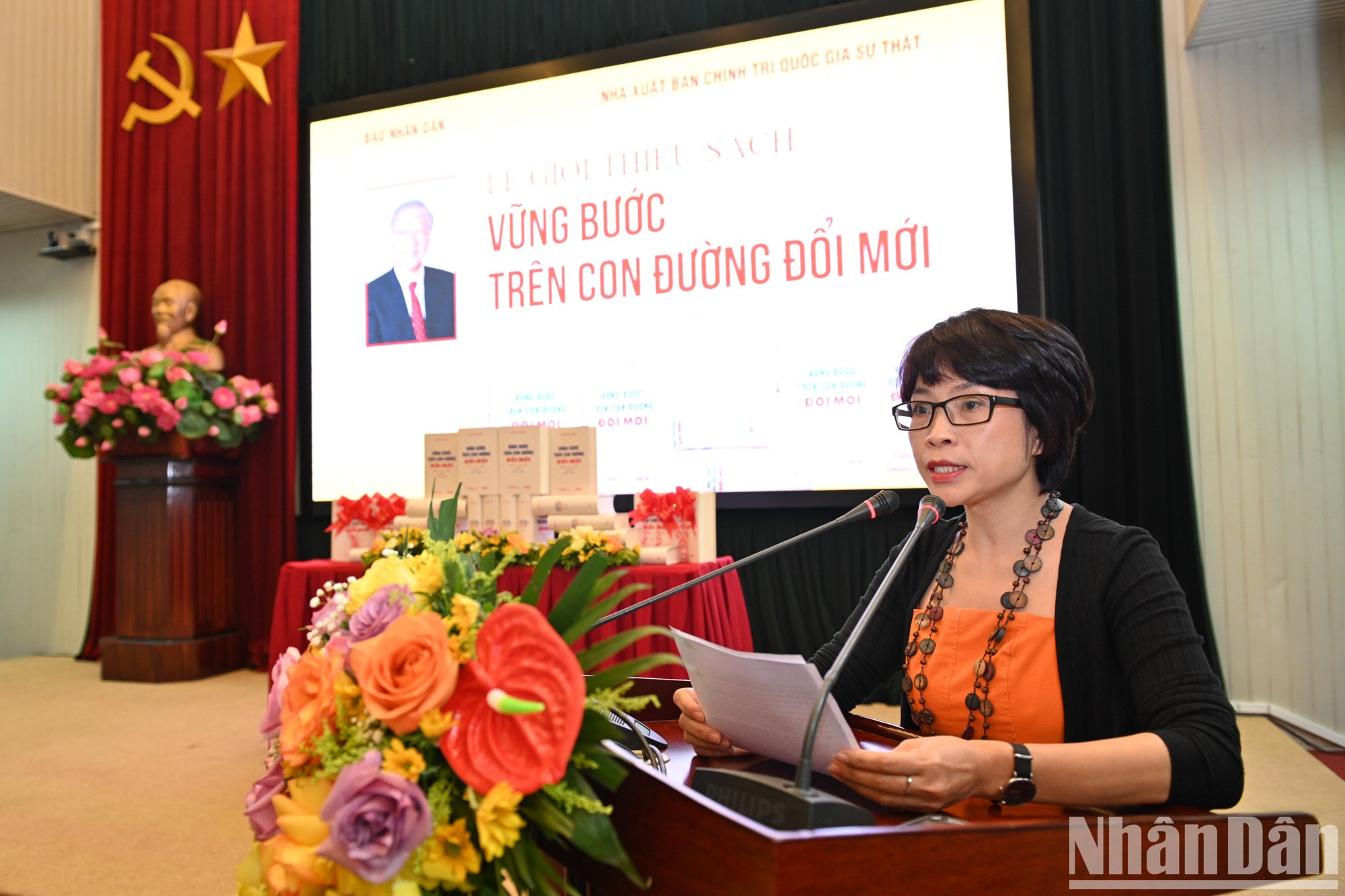 La periodista Pham Phong Diep, jefa de la redacción de comunicación teórica del periódico Nhan Dan, habla en la cita.