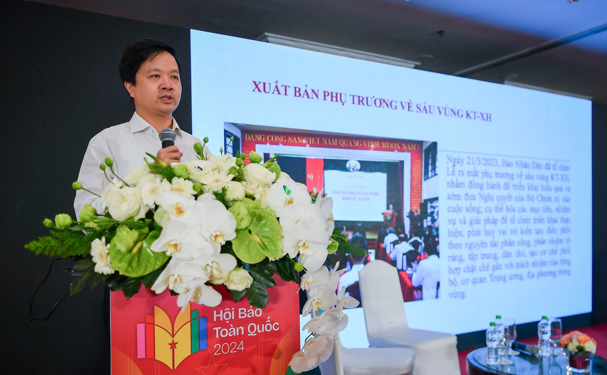 El periodista Ta Quang Dung, jefe del Departamento de Gestión de Corresponsalías del periódico Nhan Dan, enfatiza el papel pionero del rotativo en la divulgación de la Resolución del Buró Político sobre el desarrollo socioeconómico en seis regiones. El periodista Ta Quang Dung, jefe del Departamento de Gestión de Corresponsalías del periódico Nhan Dan, enfatiza el papel pionero del rotativo en la divulgación de la Resolución del Buró Político sobre el desarrollo socioeconómico en seis regiones.