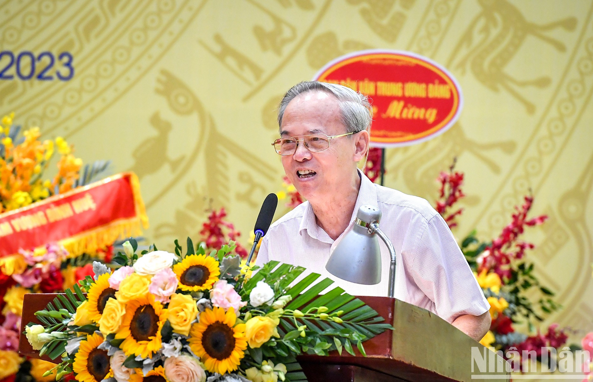 Profesor Dinh Xuan Dung, ex vicepresidente del Consejo Central de Teoría y Crítica de Literatura y Arte intervino en el evento. Profesor Dinh Xuan Dung, ex vicepresidente del Consejo Central de Teoría y Crítica de Literatura y Arte intervino en el evento.