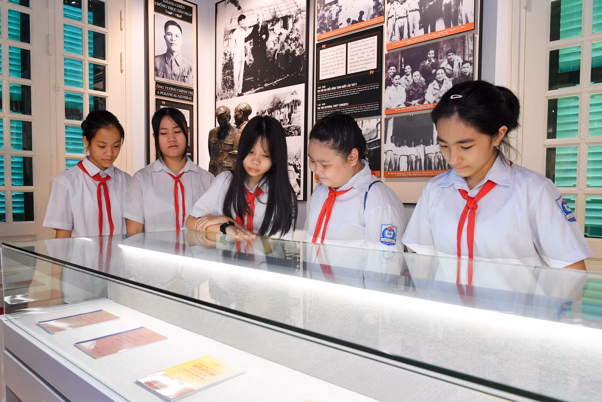 Los objetos en exhibición enseñan a los alumnos de la escuela secundaria Thuy Phuong aspectos de la vida del extinto General (Foto: Thanh Dat)