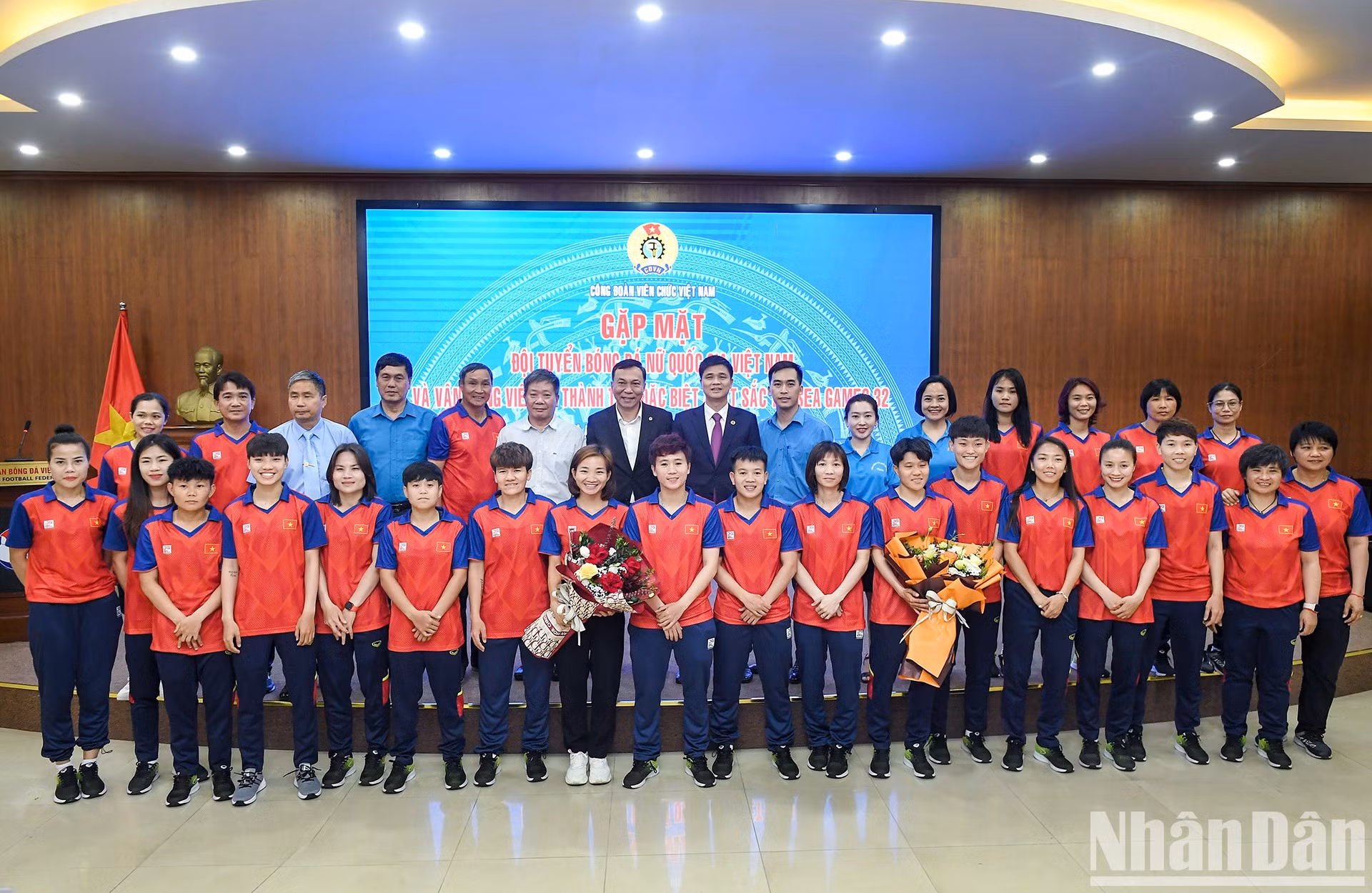 [Foto] Sindicato de empleados públicos de Vietnam se reúne con equipo del fútbol femenino 