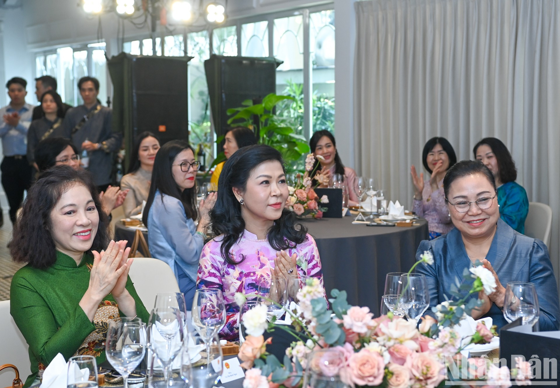 La esposa del secretario general del PCV y presidente de Vietnam, Ngo Phuong Ly; la presidenta honoraria del Grupo de Mujeres de la Comunidad de la Asean y esposa del viceprimer ministro y canciller vietnamita, Vu Thi Bich Ngoc y la embajadora laosiana en Hanói, Khamphao Ernthavanh.