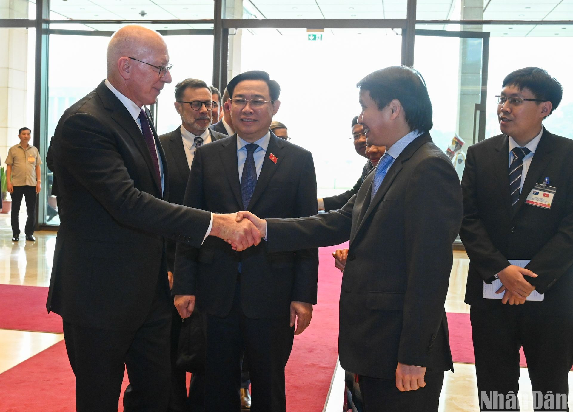 El máximo dirigente legislativo vietnamita, Vuong Dinh Hue, presenta al gobernador general de Australia, David Hurley, miembros de la delegación vietnamita.