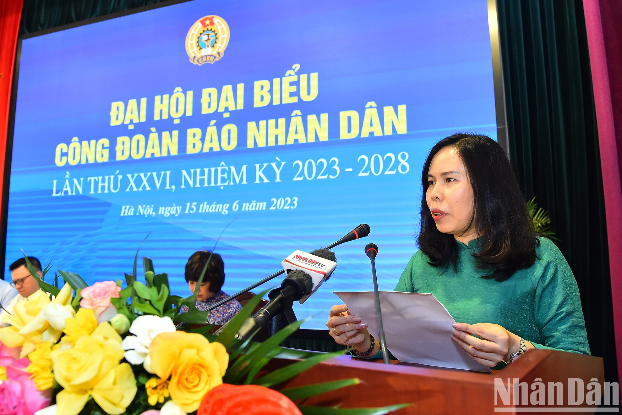 La jefa de la Redacción de Economía e Industria y presidenta del Sindicato del rotativo para el término 2017-2023, Nguyen Thi Thu Ha, pronuncia el discurso de apertura.