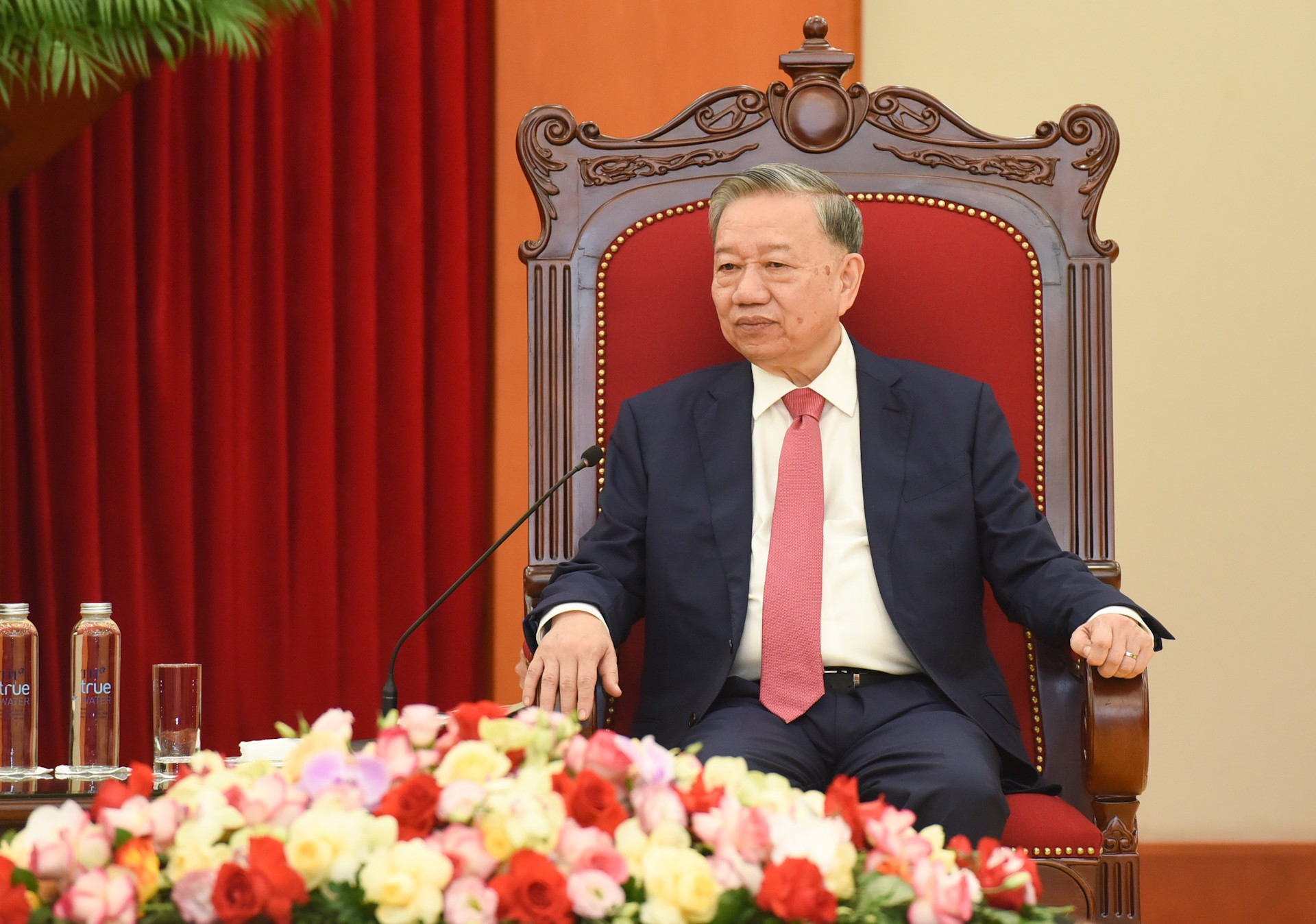 El secretario general del PCV, To Lam, habla en la cita.