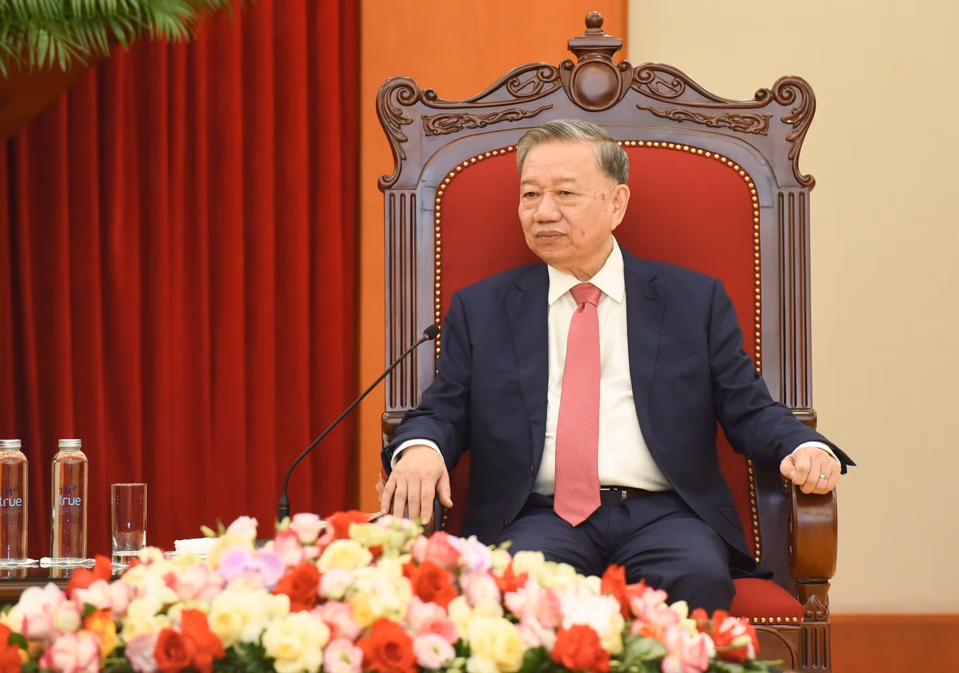 El secretario general del PCV, To Lam, habla en la cita.