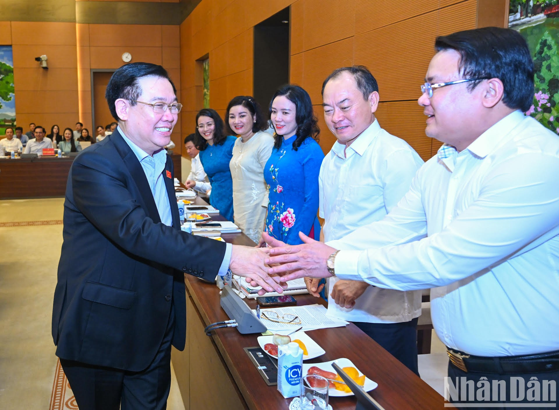 El titular de la Asamblea Nacional, Vuong Dinh Hue, y líderes de la provincia de Nghe An.