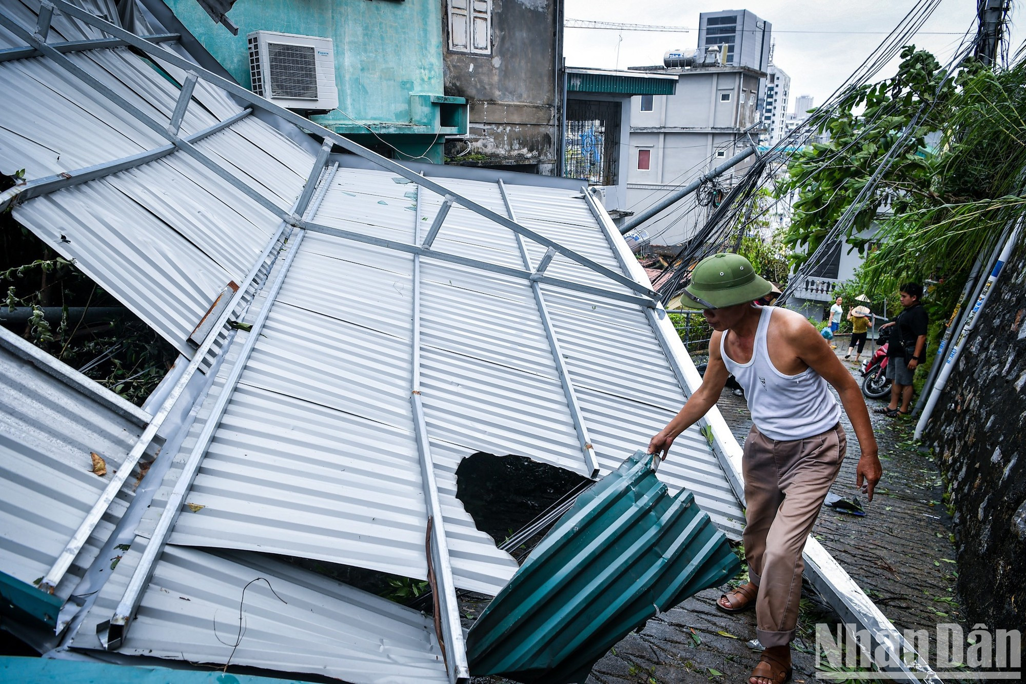 Lugareños se esfuerzan por superar las consecuencias del tifón. Lugareños se esfuerzan por superar las consecuencias del tifón.