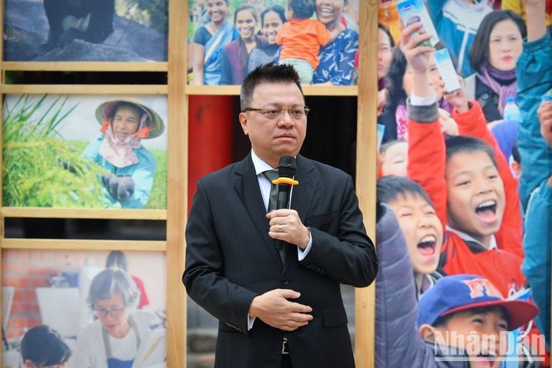 Le Quoc Minh, miembro del Comité Central del Partido, subjefe de su Comisión de Comunicación y Educación, presidente-editor del periódico Nhan Dan (Pueblo) y titular de la Asociación Nacional de Periodistas, destaca que entre más de 150 proyectos e ideas participantes en el Premio, el Comité Organizador selecciona los 43 más destacados para la muestra.