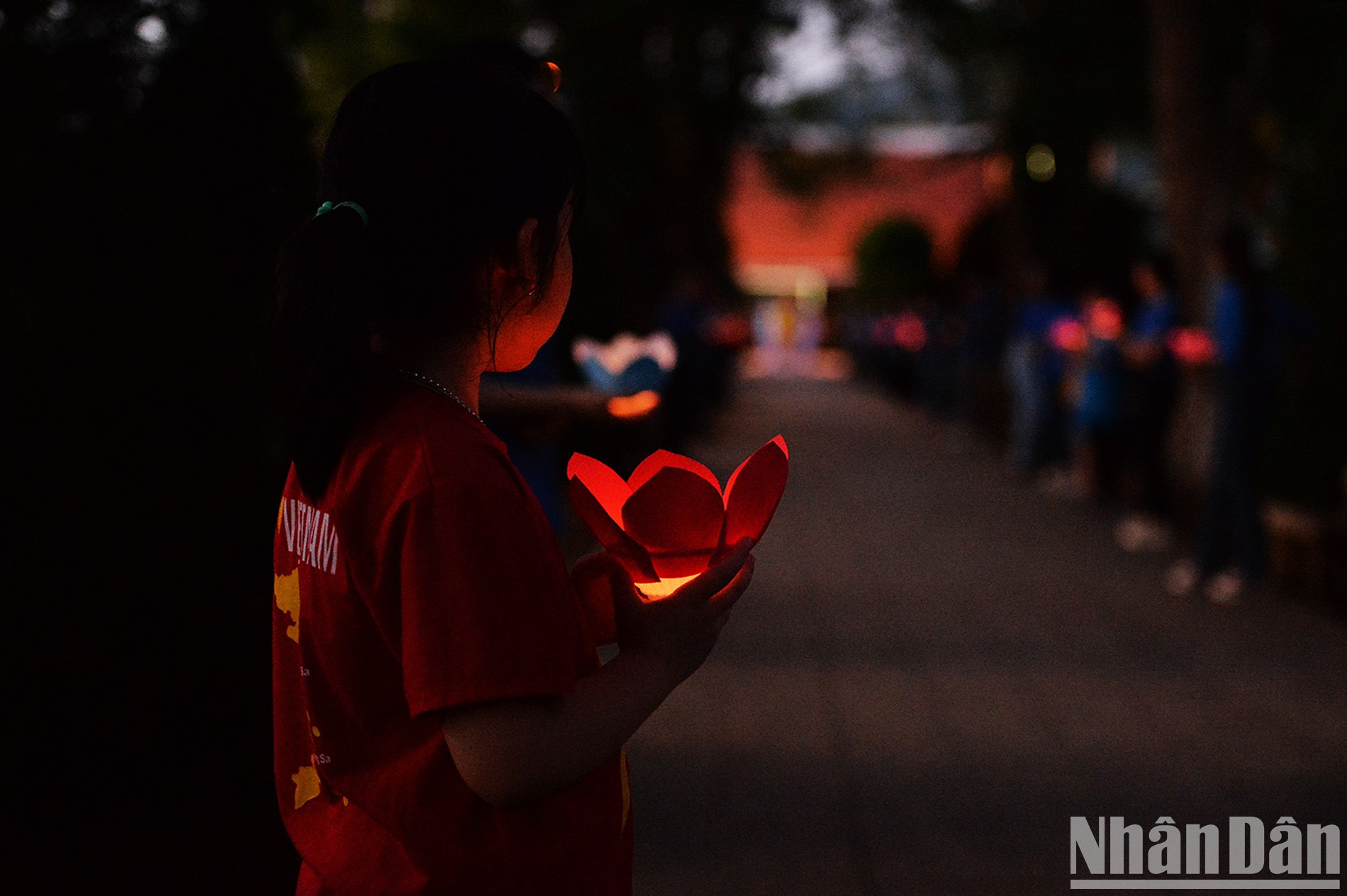 Entre los participantes en el programa hay muchos niños que visten camisetas rojas con una estrella amarilla, en alusión a la bandera nacional. Entre los participantes en el programa hay muchos niños que visten camisetas rojas con una estrella amarilla, en alusión a la bandera nacional.