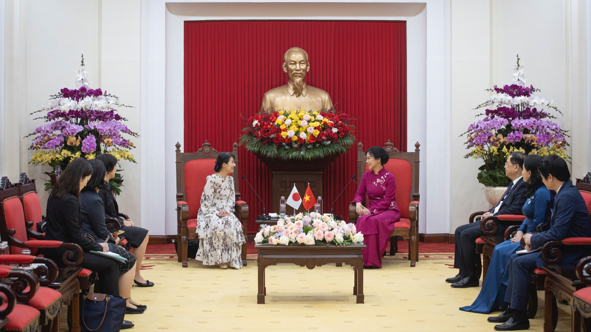 [Foto] Esposas del líder partidista vietnamita y del premier japonés elaboran pasteles de arroz verde