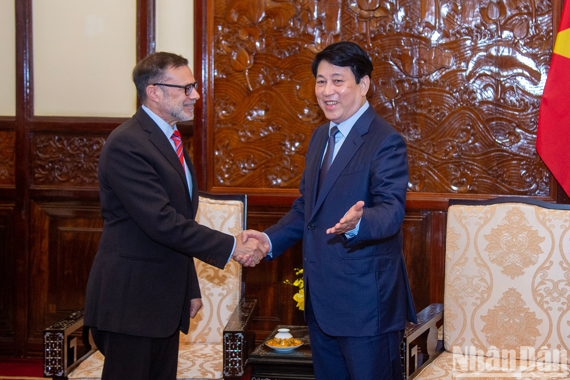 El presidente vietnamita, Luong Cuong, da la bienvenida al embajador australiano, Andrew Goledzinowski.