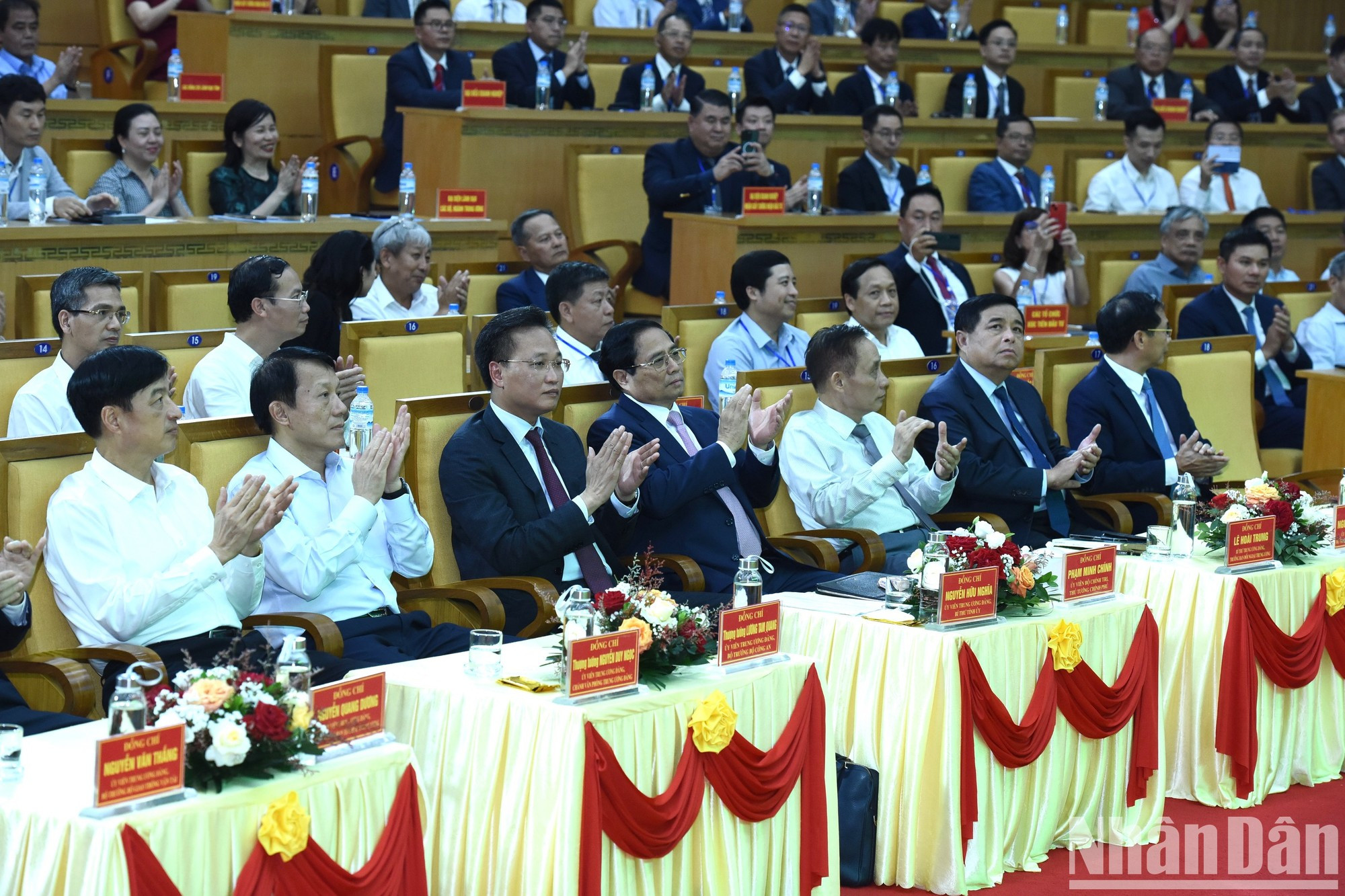 Minh Chinh y delegados en la cita. Minh Chinh y delegados en la cita.