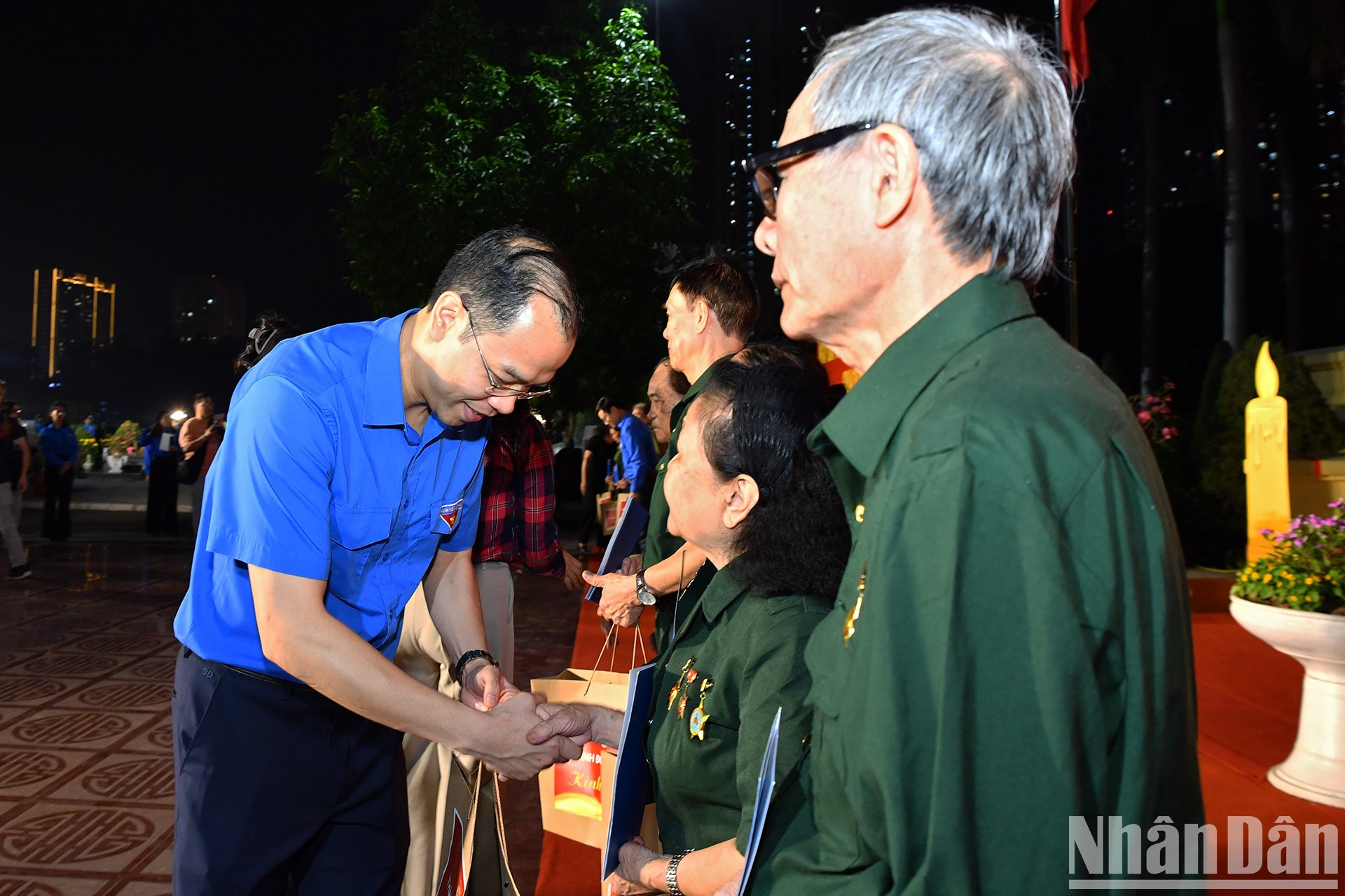 El subsecretario de la Unión de Jóvenes Comunistas Ho Chi Minh en Hanói, Nguyen Tien Hung, entrega regalos a miembros de familias beneficiarias de las políticas sociales.