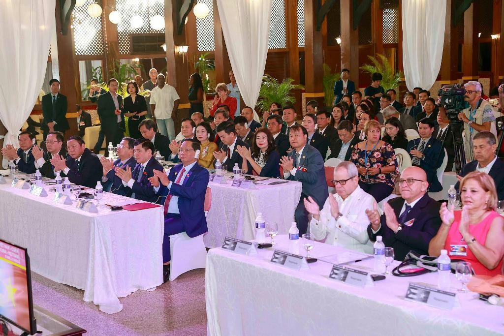 [Foto] Máximo dirigente legislativo vietnamita asiste al Foro de Comercio e Inversión Vietnam-Cuba ảnh 1