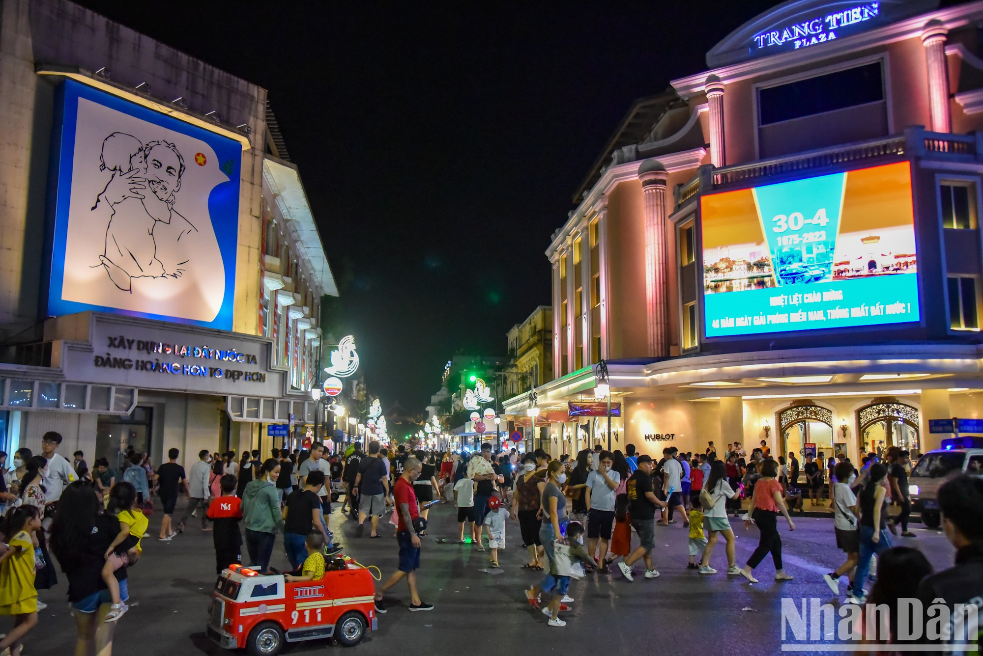 Una gran cantidad de personas acuden a la zona peatonal. Una gran cantidad de personas acuden a la zona peatonal.