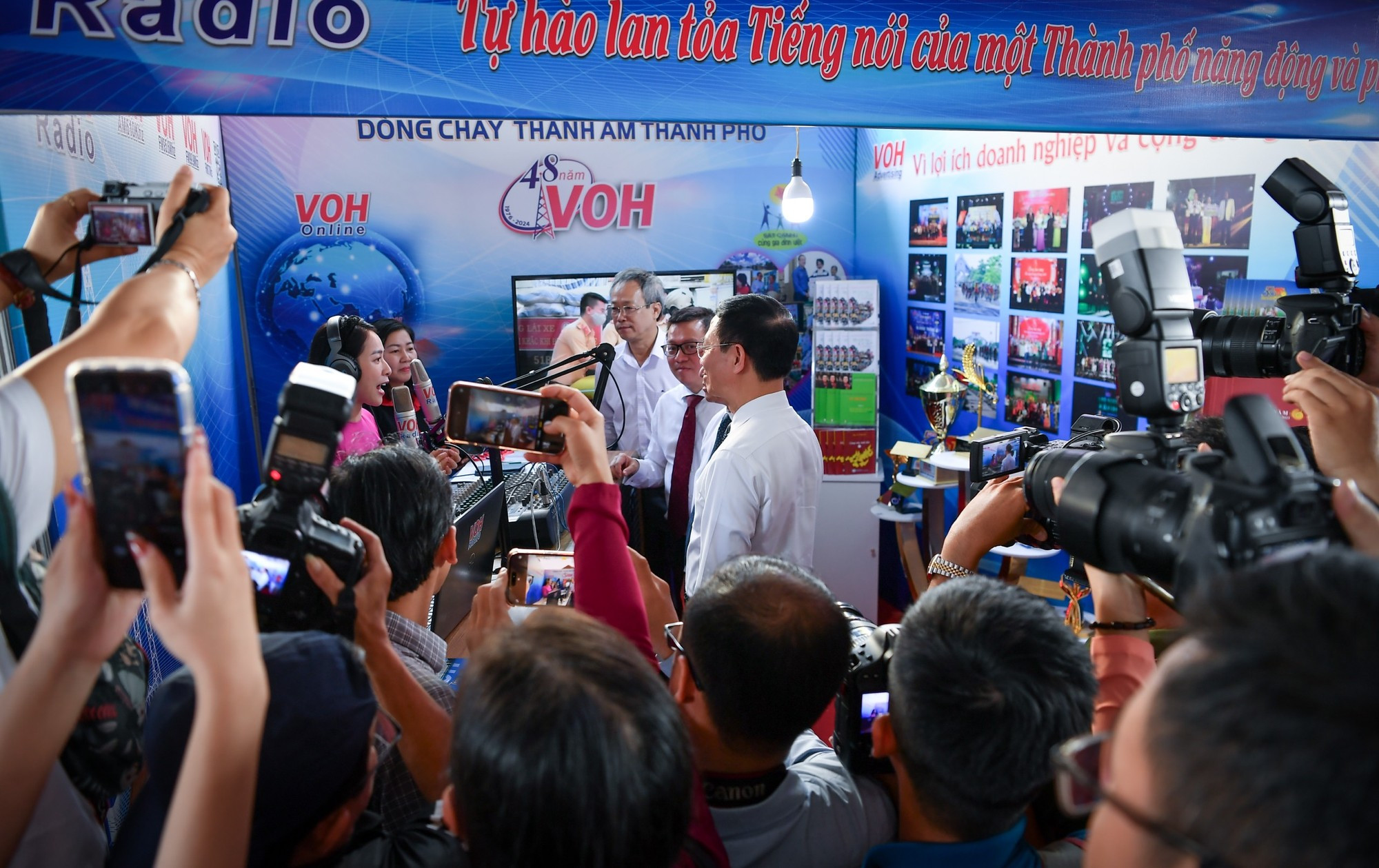 La Radio Voz de Ciudad Ho Chi Minh. La Radio Voz de Ciudad Ho Chi Minh.