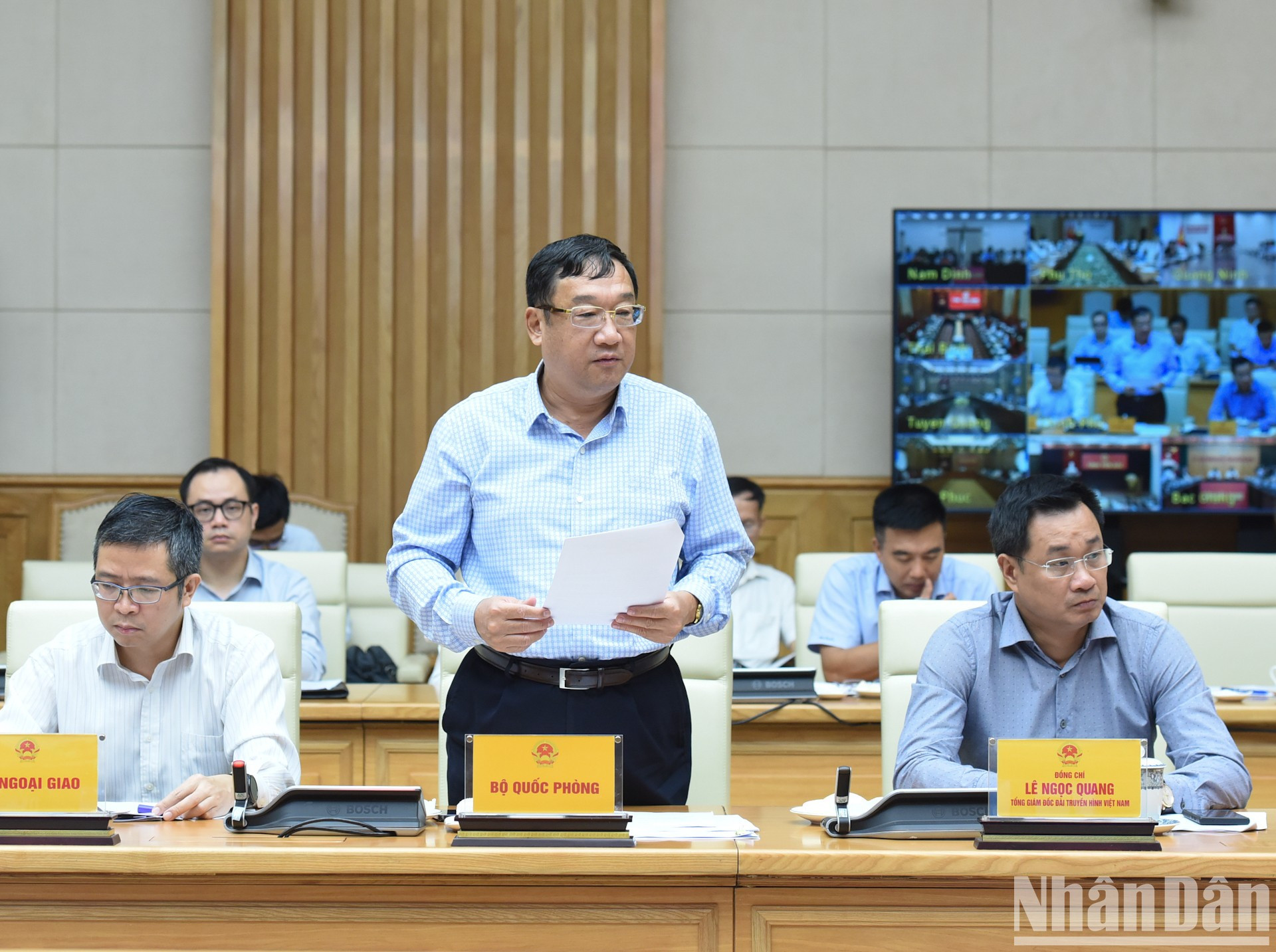 El teniente general Pham Hoai Nam, viceministro de Defensa, da a conocer que su entidad movilizó a más de 350 mil oficiales, soldados, más de cinco mil vehículos, cerca de dos mil barcos, seis aviones y helicópteros para prestar ayuda a los residentes en las zonas difíciles. El teniente general Pham Hoai Nam, viceministro de Defensa, da a conocer que su entidad movilizó a más de 350 mil oficiales, soldados, más de cinco mil vehículos, cerca de dos mil barcos, seis aviones y helicópteros para prestar ayuda a los residentes en las zonas difíciles.