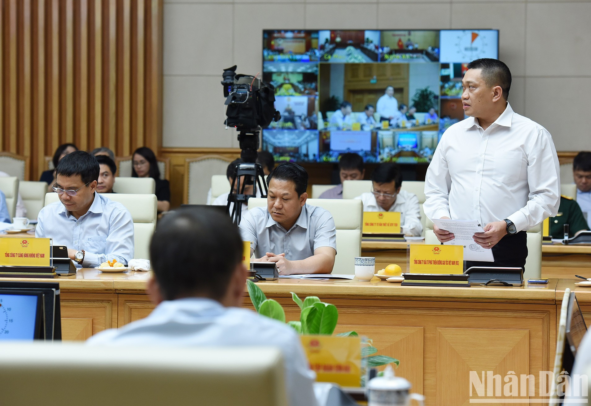 Representantes de la Corporación de Inversión para el Desarrollo de Autopistas de Vietnam.