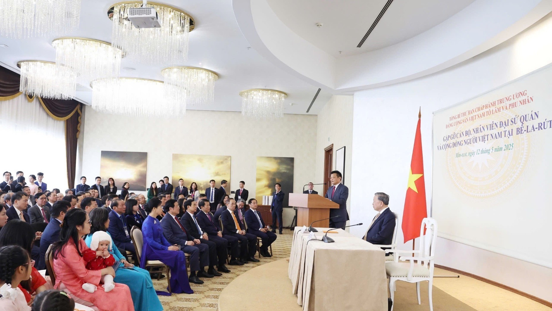 El secretario general del Partido Comunista de Vietnam, To Lam, mantiene una conversación amistosa con funcionarios, personal de la Embajada y representantes de la comunidad vietnamita en Bielorrusia. (Foto: Thong Nhat/VNA)