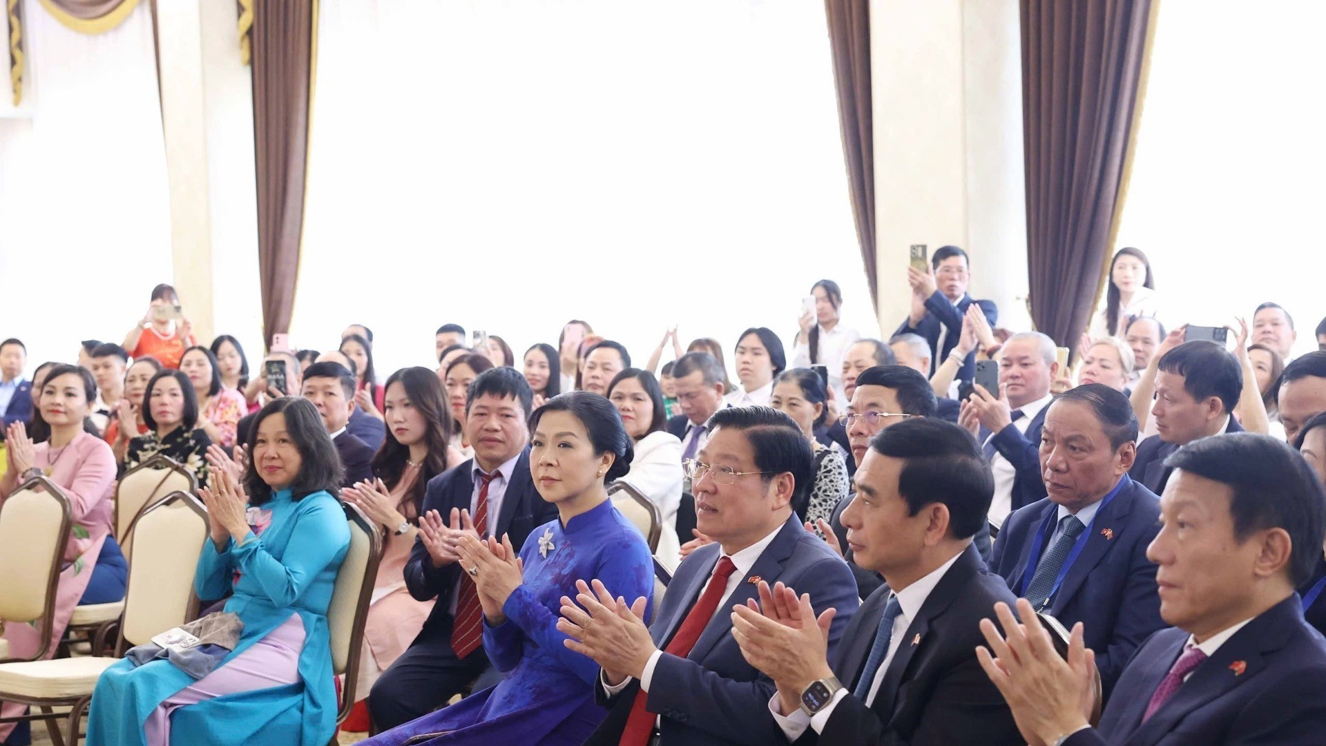 Ngo Phuong Ly, esposa del secretario general del Partido Comunista de Vietnam, To Lam y los delegados en la reunión. (Foto: Thong Nhat/VNA)