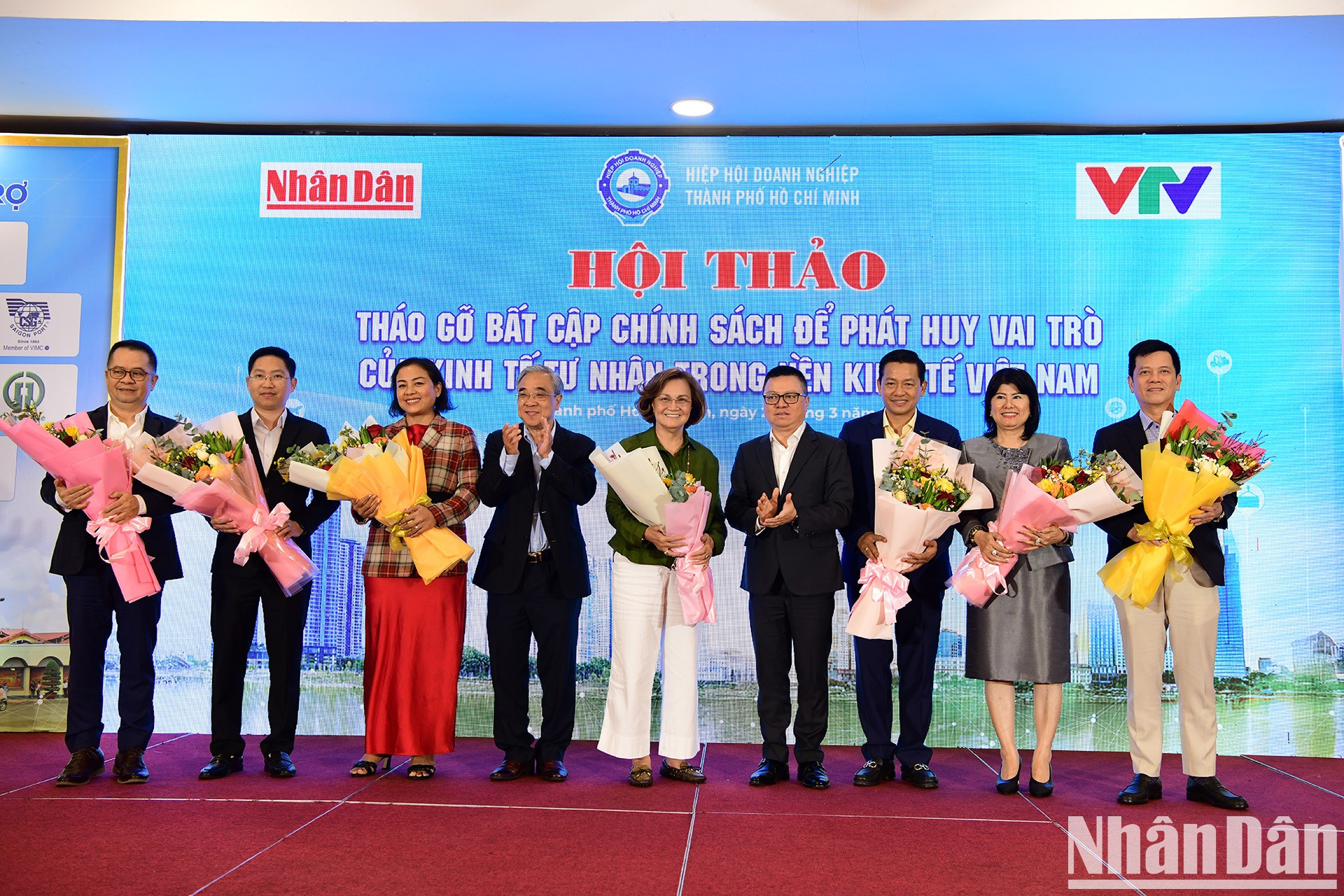 El Comité Organizador entrega flores a las empresas privadas asistentes a la conferencia. El Comité Organizador entrega flores a las empresas privadas asistentes a la conferencia.
