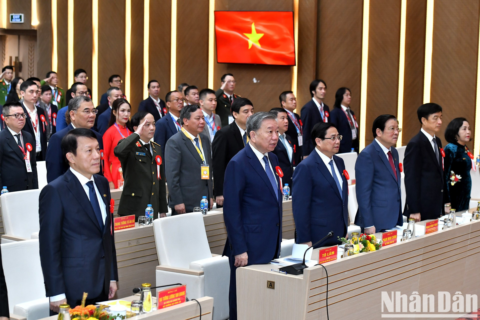 El secretario general del Partido Comunista de Vietnam, To Lam, el primer ministro Pham Minh Chinh y los delegados realizan ceremonia de izamiento de bandera. El secretario general del Partido Comunista de Vietnam, To Lam, el primer ministro Pham Minh Chinh y los delegados realizan ceremonia de izamiento de bandera.
