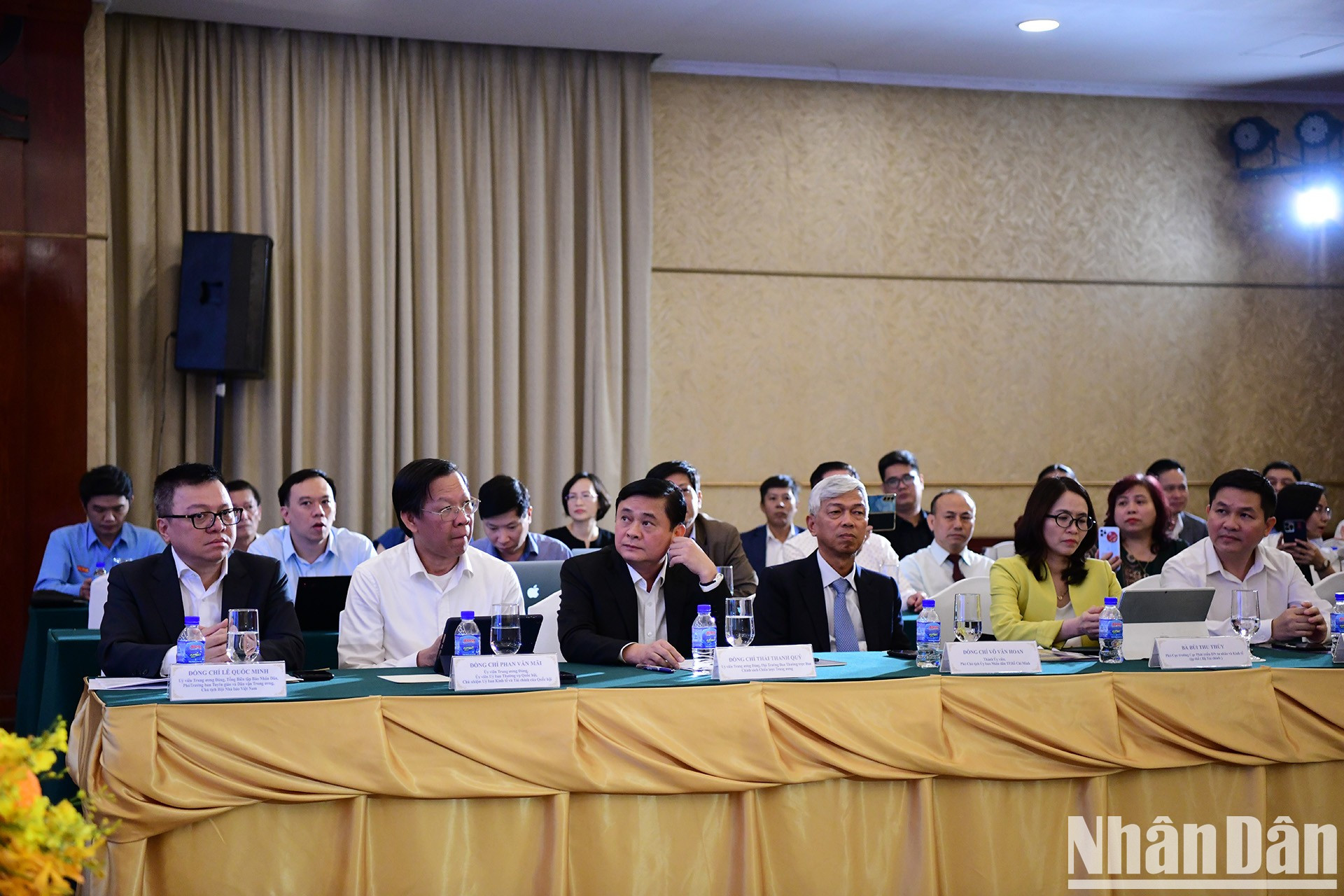 El objetivo del taller es ofrecer una visión general del papel, el potencial y los desafíos del sector económico privado, aclarar las deficiencias políticas que están obstaculizando su desarrollo, proponer soluciones para que la economía privada pueda convertirse en el principal motor de crecimiento del país y aportar ideas al próximo proyecto de resolución del Buró Político. El objetivo del taller es ofrecer una visión general del papel, el potencial y los desafíos del sector económico privado, aclarar las deficiencias políticas que están obstaculizando su desarrollo, proponer soluciones para que la economía privada pueda convertirse en el principal motor de crecimiento del país y aportar ideas al próximo proyecto de resolución del Buró Político.