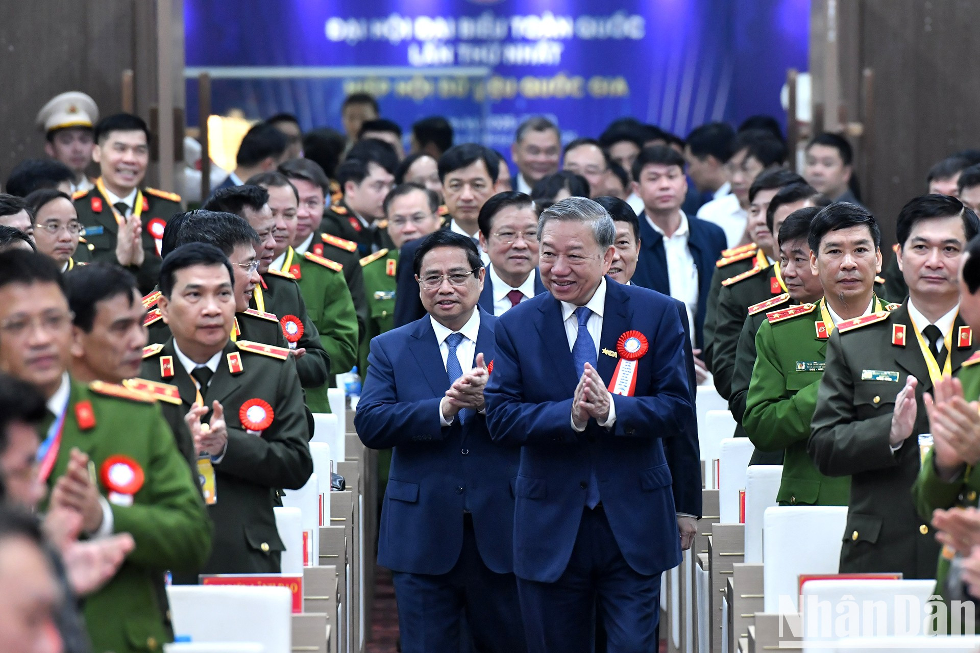 El secretario general del Partido Comunista de Vietnam, To Lam, y el primer ministro Pham Minh Chinh asisten al evento. El secretario general del Partido Comunista de Vietnam, To Lam, y el primer ministro Pham Minh Chinh asisten al evento.