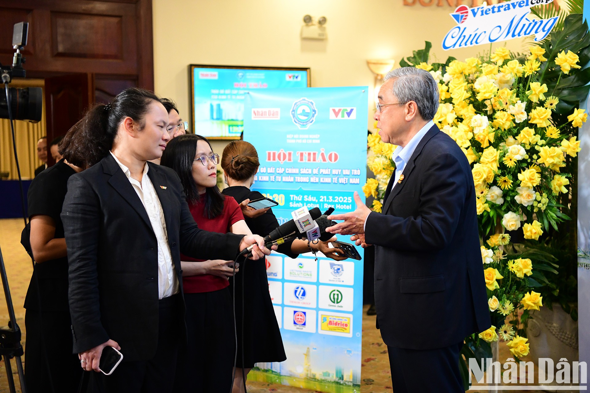 Nguyen Ngoc Hoa, presidente de la Asociación Empresarial de Ciudad Ho Chi Minh, responde a las preguntas de la prensa. Nguyen Ngoc Hoa, presidente de la Asociación Empresarial de Ciudad Ho Chi Minh, responde a las preguntas de la prensa.