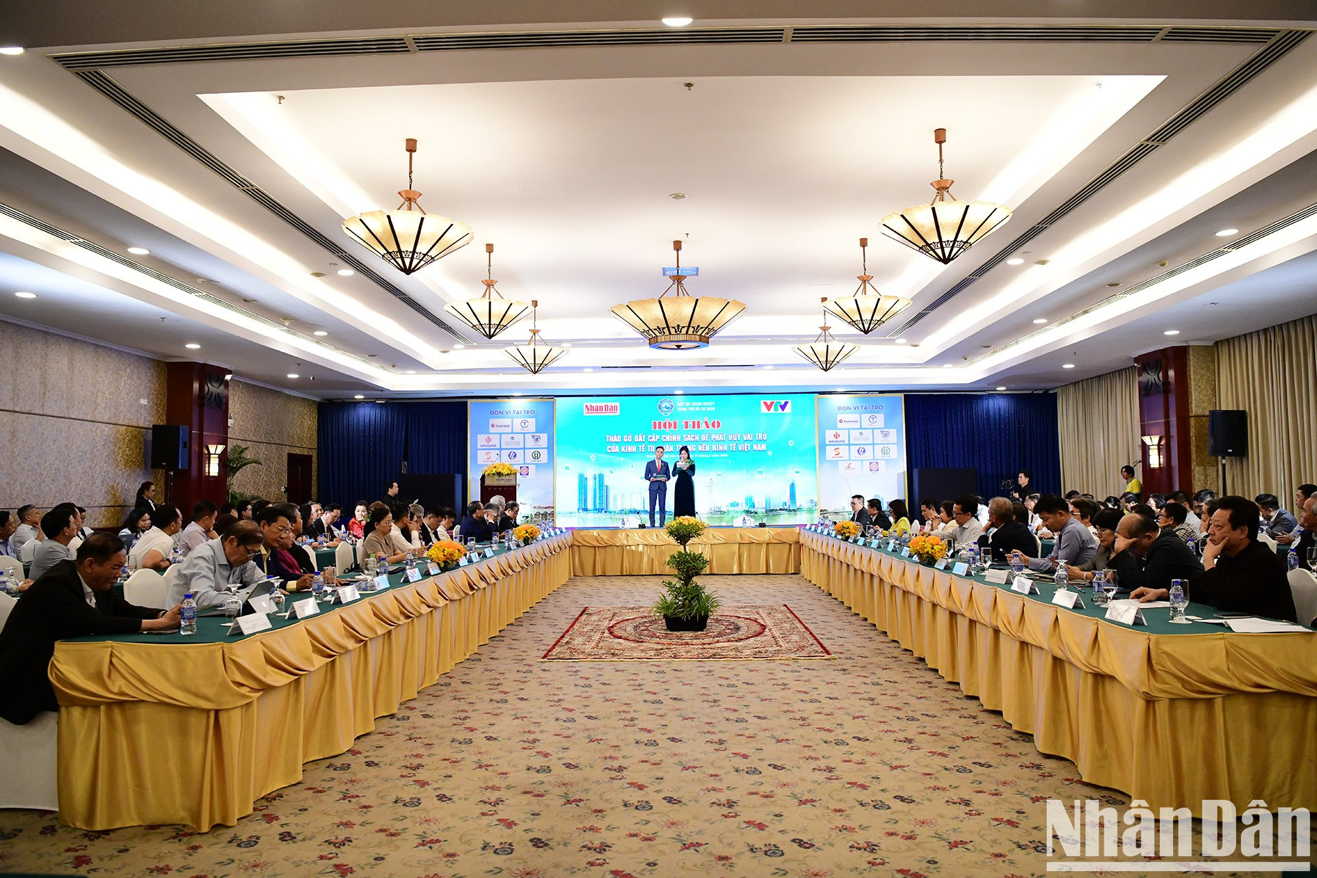 Al evento asisten líderes de ministerios, departamentos y sectores centrales, así como representantes de entidades de gestión estatal, ponentes destacados por su experiencia en el ámbito económico, como Tran Dinh Thien, Tran Du Lich, Nguyen Duc Kien y Can Van Luc, y representantes de 250 empresas. Al evento asisten líderes de ministerios, departamentos y sectores centrales, así como representantes de entidades de gestión estatal, ponentes destacados por su experiencia en el ámbito económico, como Tran Dinh Thien, Tran Du Lich, Nguyen Duc Kien y Can Van Luc, y representantes de 250 empresas.