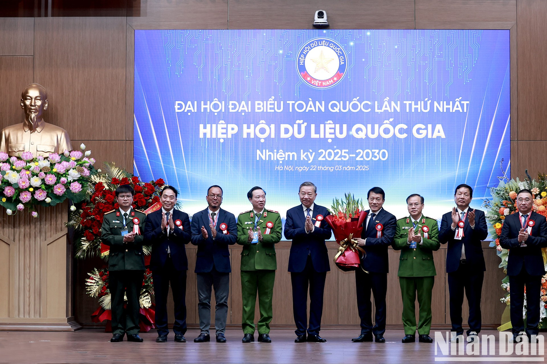 El secretario general del Partido Comunista de Vietnam, To Lam, entrega flores para felicitar al Comité Permanente de la Asociación Nacional de Datos para el período 2025-2030. El secretario general del Partido Comunista de Vietnam, To Lam, entrega flores para felicitar al Comité Permanente de la Asociación Nacional de Datos para el período 2025-2030.