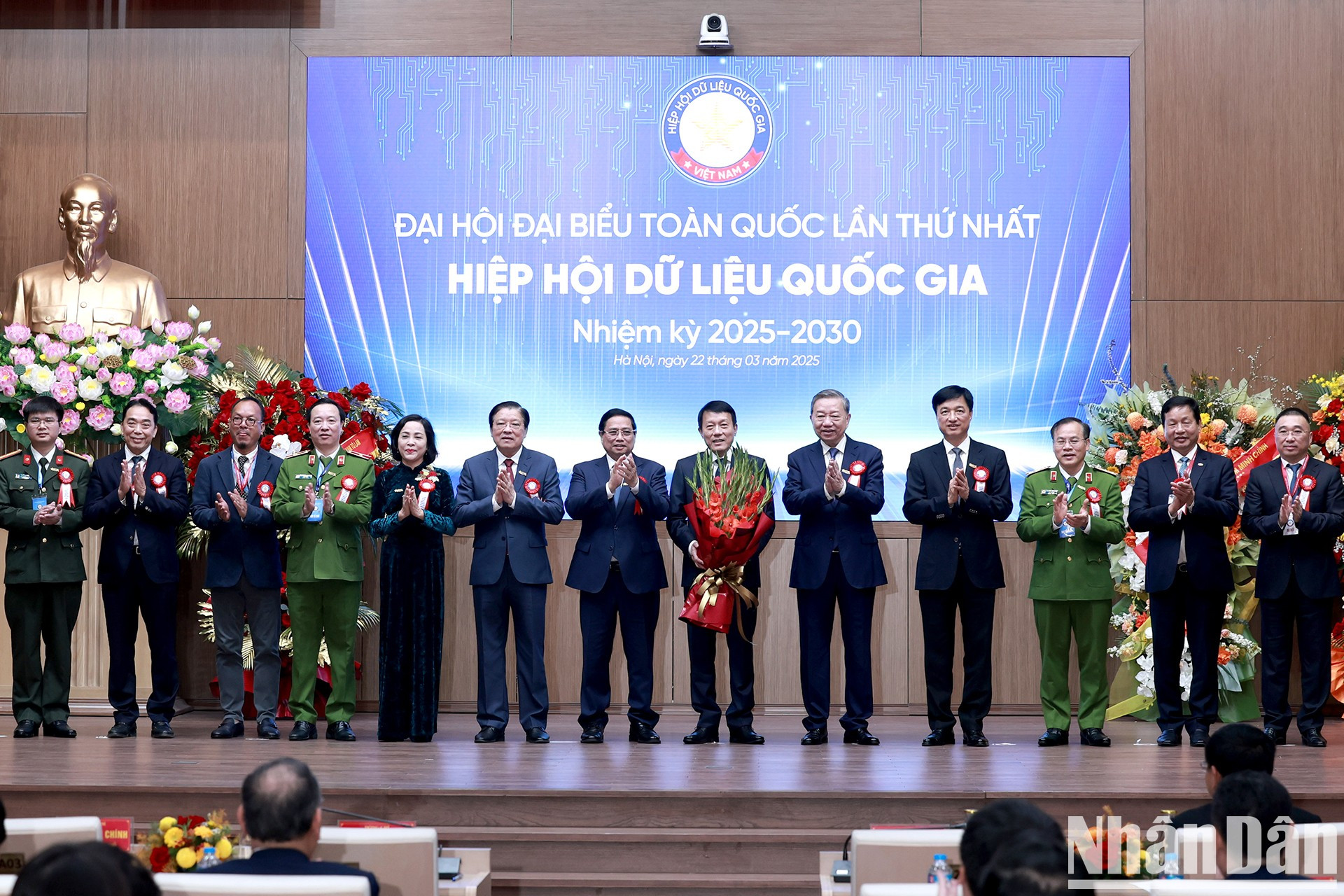 El secretario general del Partido Comunista de Vietnam, To Lam, el primer ministro Pham Minh Chinh y los dirigentes del Partido y del Estado felicitan al Comité Permanente de la Asociación Nacional de Datos para el período 2025-2030. El secretario general del Partido Comunista de Vietnam, To Lam, el primer ministro Pham Minh Chinh y los dirigentes del Partido y del Estado felicitan al Comité Permanente de la Asociación Nacional de Datos para el período 2025-2030.